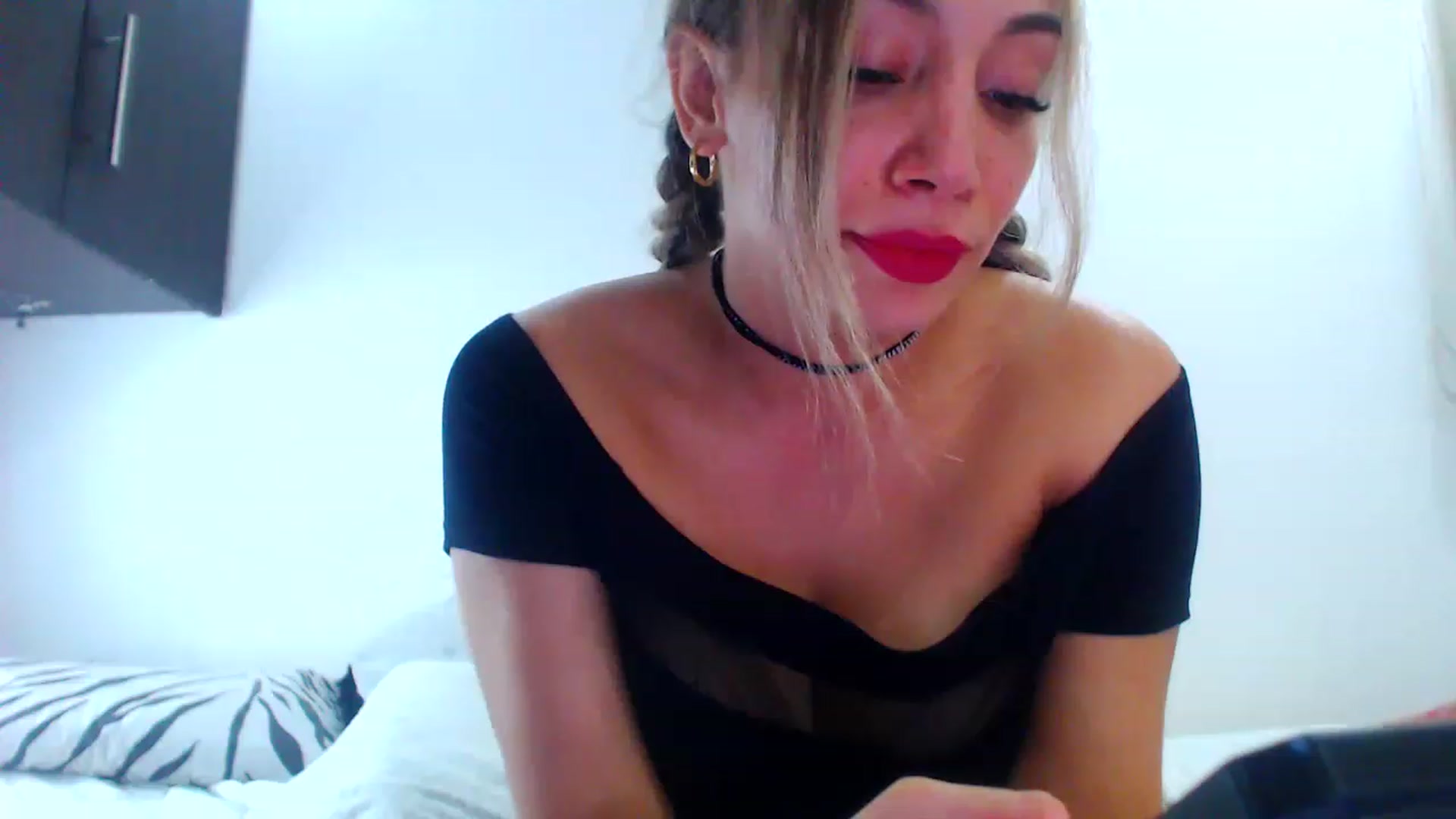 Gallery image thumbnail from SweetNinotCHk's myfreecams stream on, 01/02/2023, 19:18 image 9 of 20