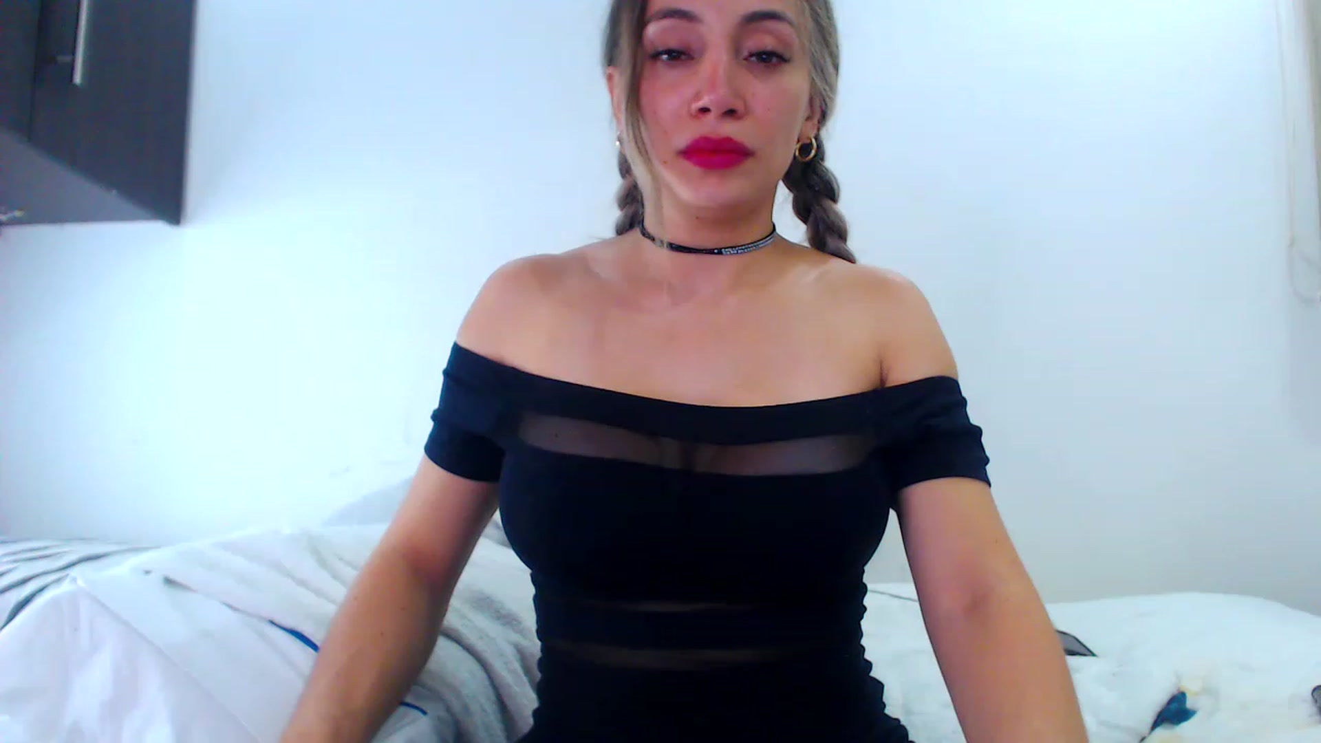Gallery image thumbnail from SweetNinotCHk's myfreecams stream on, 01/02/2023, 19:18 image 20 of 20