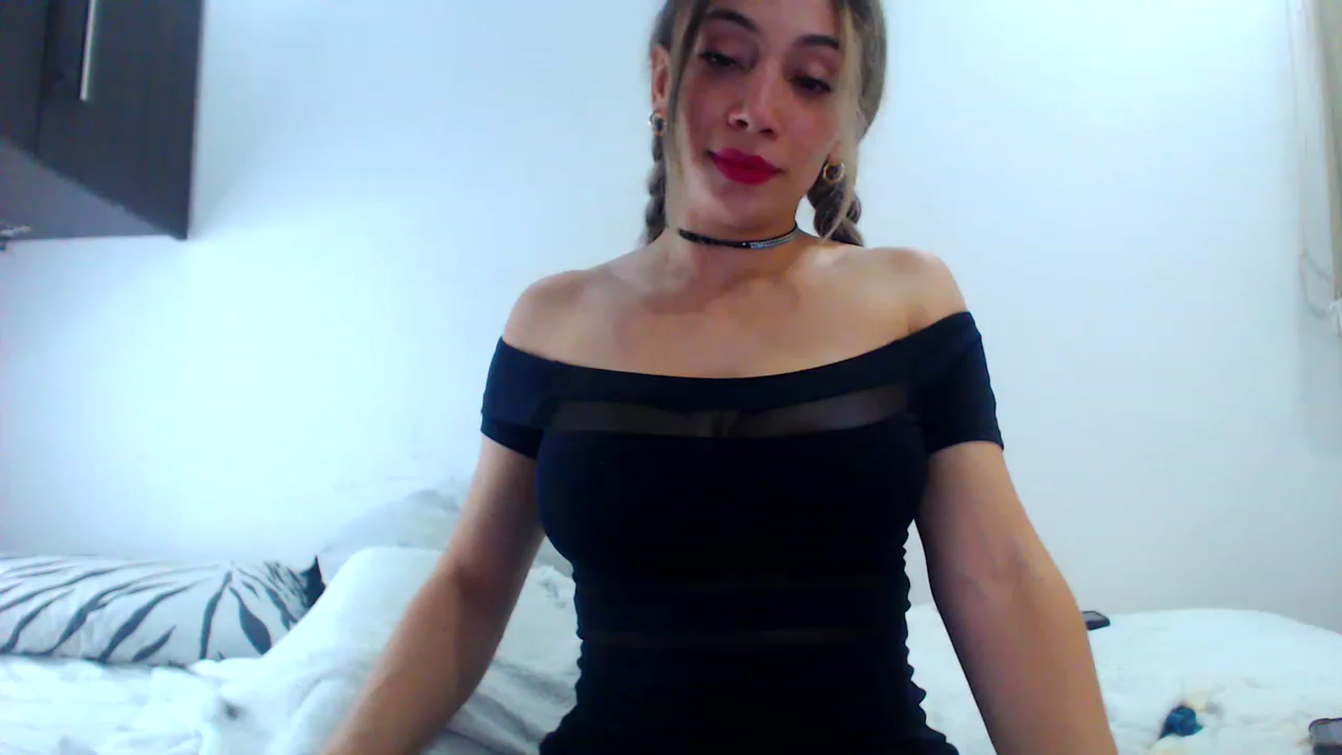Gallery image thumbnail from SweetNinotCHk's myfreecams stream on, 01/02/2023, 19:18 image 13 of 20