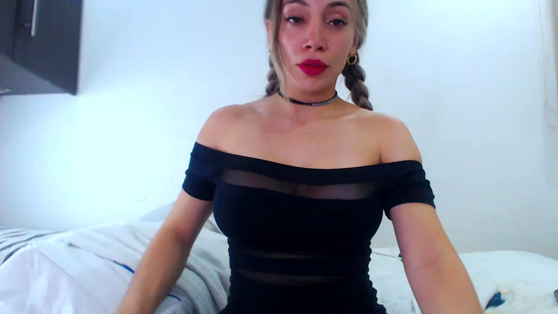 Gallery image thumbnail from SweetNinotCHk's myfreecams stream on, 01/02/2023, 19:18 image 19 of 20