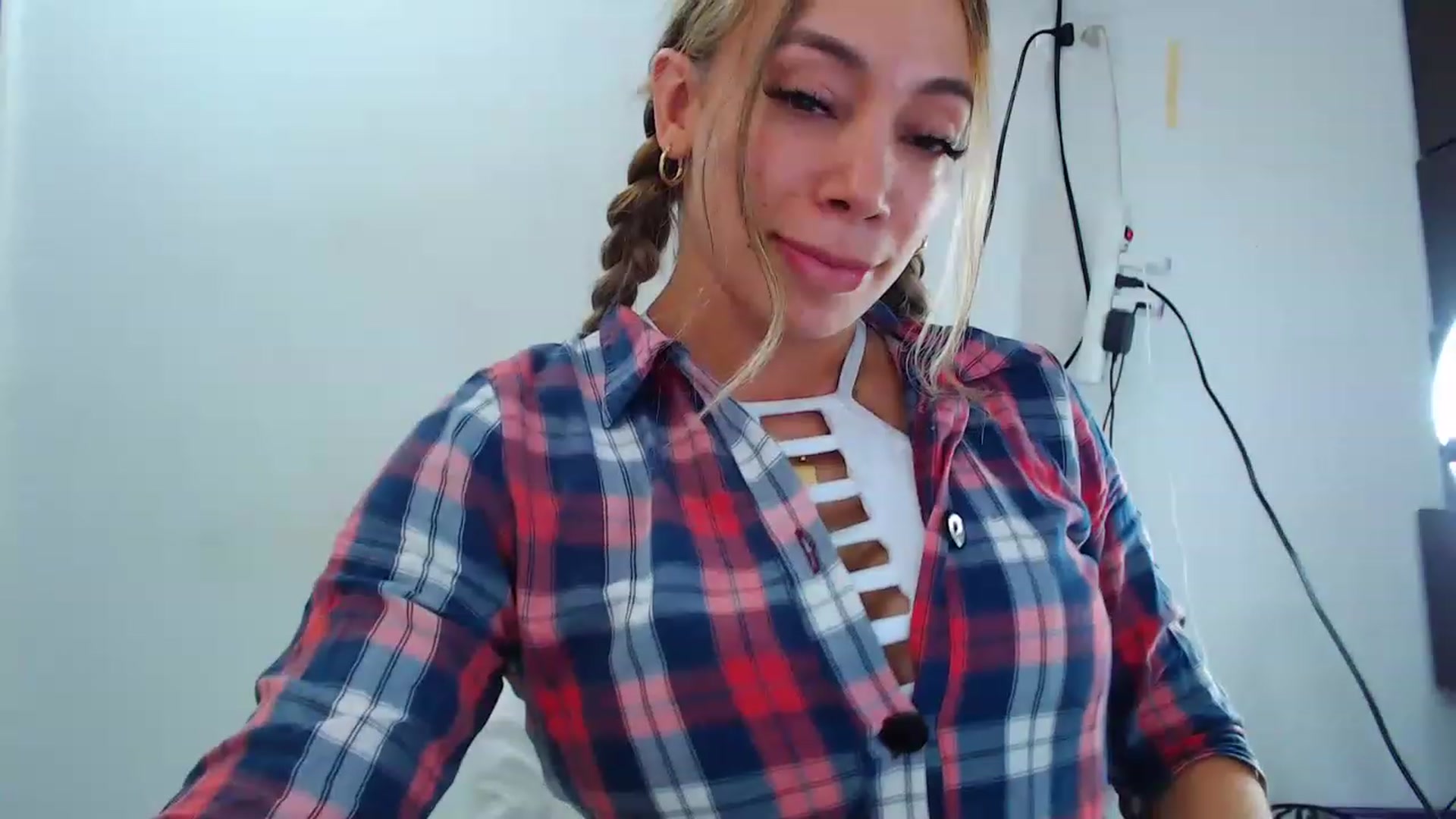 Gallery image thumbnail from SweetNinotCHk's myfreecams stream on, 06/09/2023, 17:23 image 17 of 20