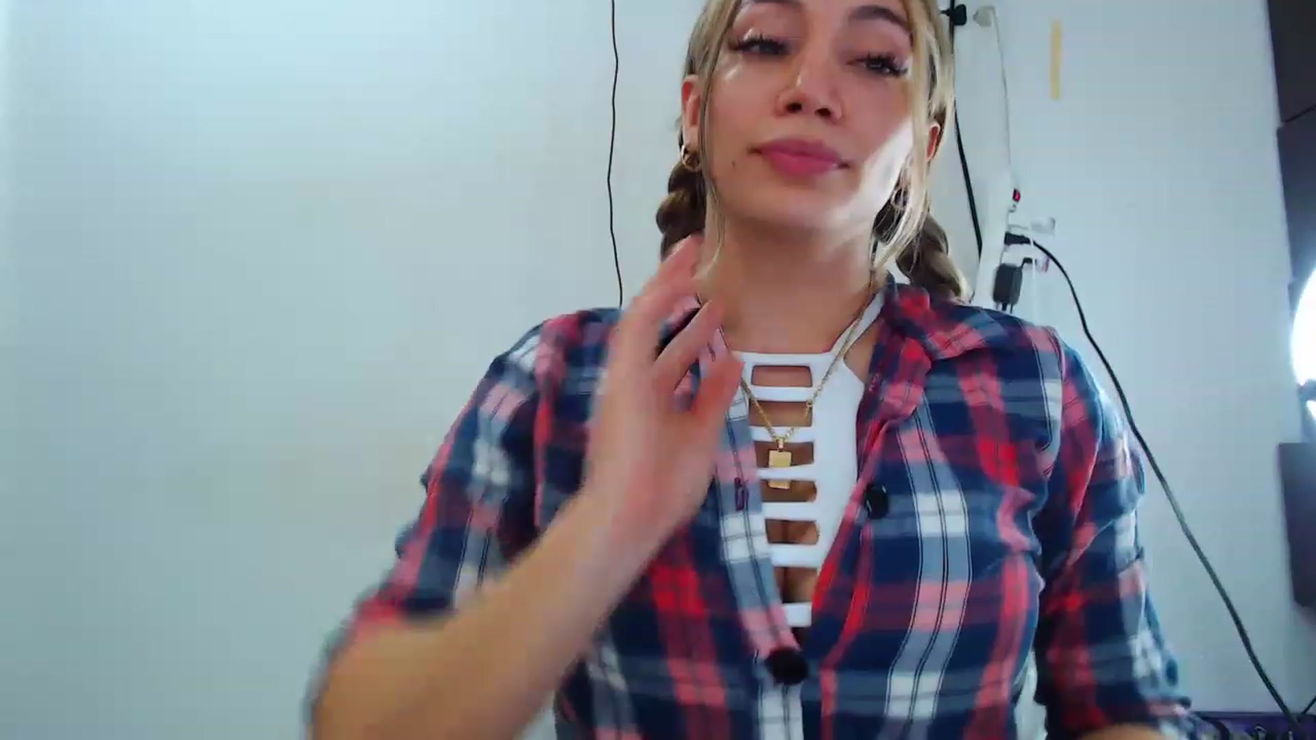 Gallery image thumbnail from SweetNinotCHk's myfreecams stream on, 06/09/2023, 17:23 image 18 of 20