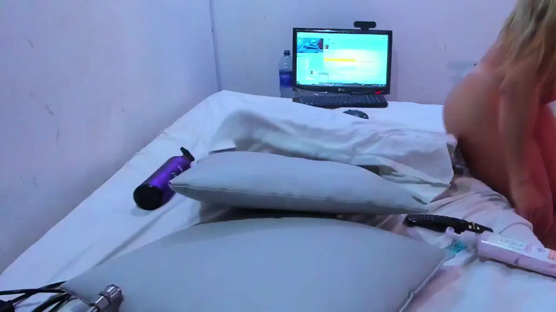Gallery image thumbnail from SweetNinotCHk's myfreecams stream on, 05/17/2025, 18:13 image 11 of 20