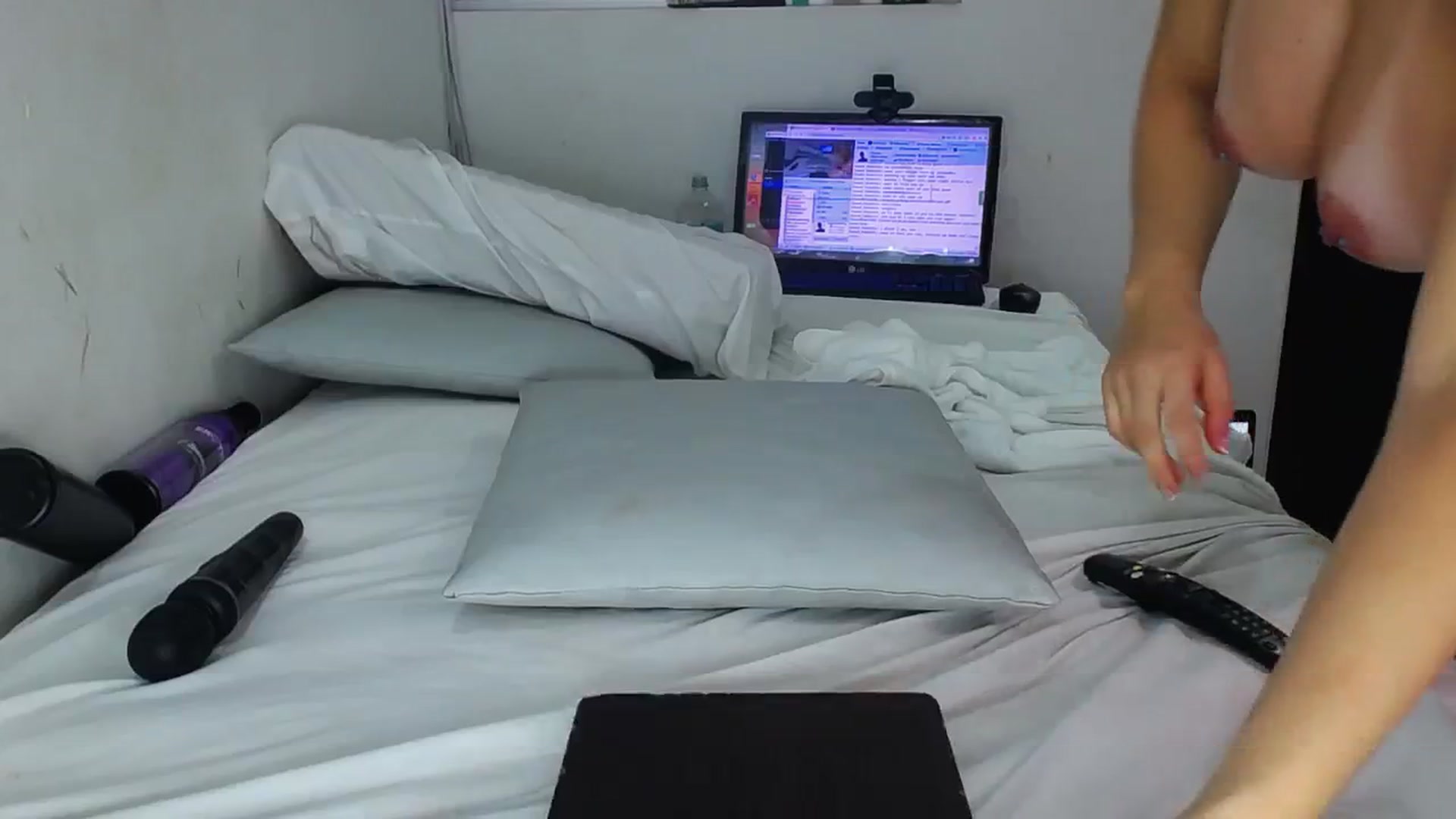 Gallery image thumbnail from SweetNinotCHk's myfreecams stream on, 12/27/2025, 21:01 image 12 of 20