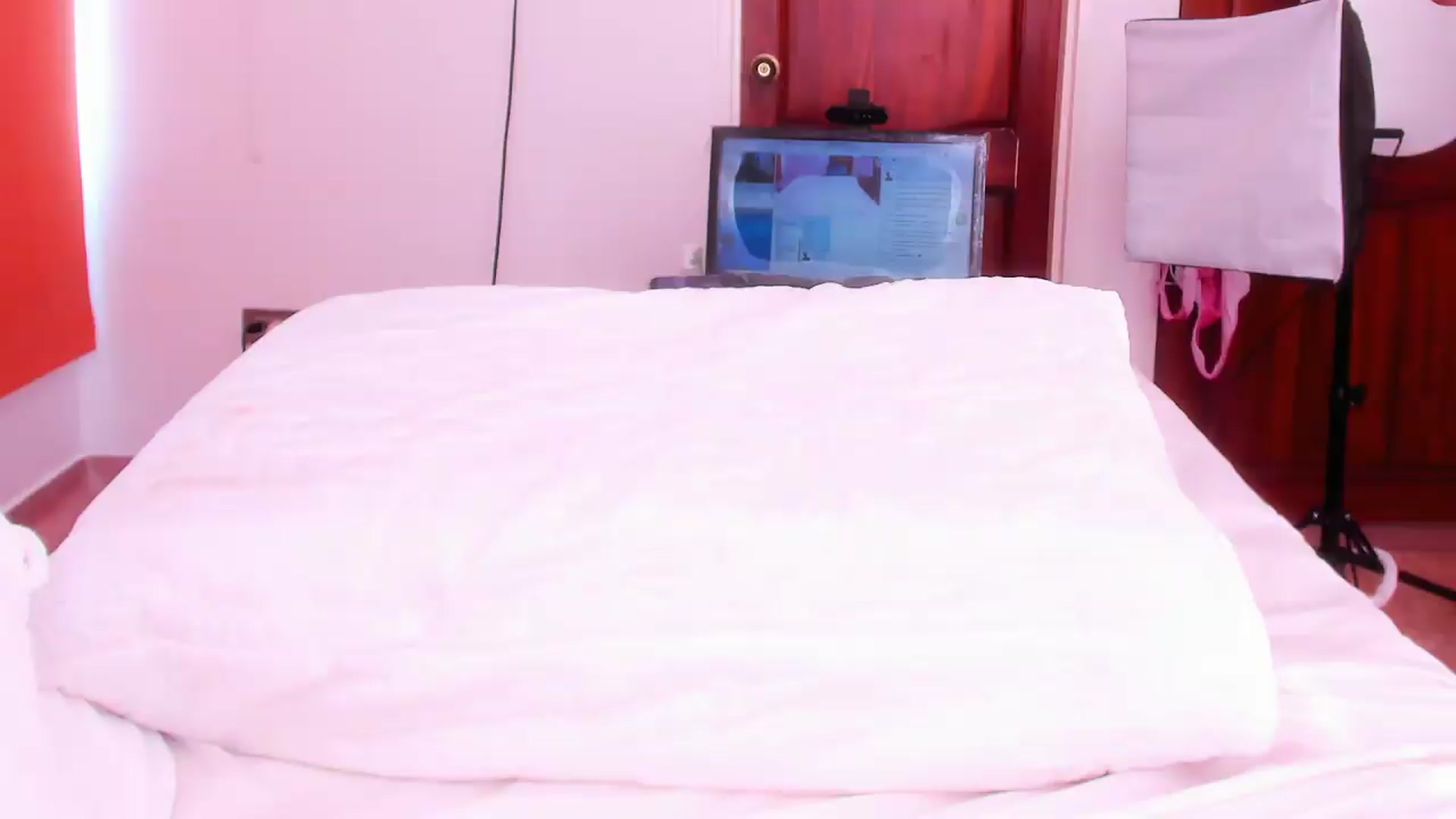 Gallery image thumbnail from SweetNinotCHk's myfreecams stream on, 08/14/2026, 21:13 image 8 of 20