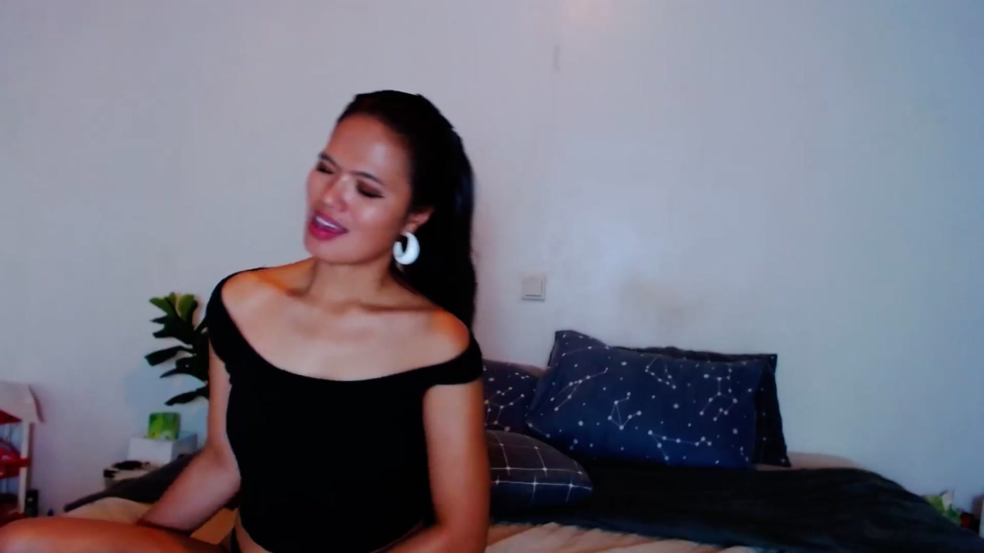 Gallery image thumbnail from SweetOne_4u's myfreecams stream on, 09/04/2023, 22:02 image 13 of 20