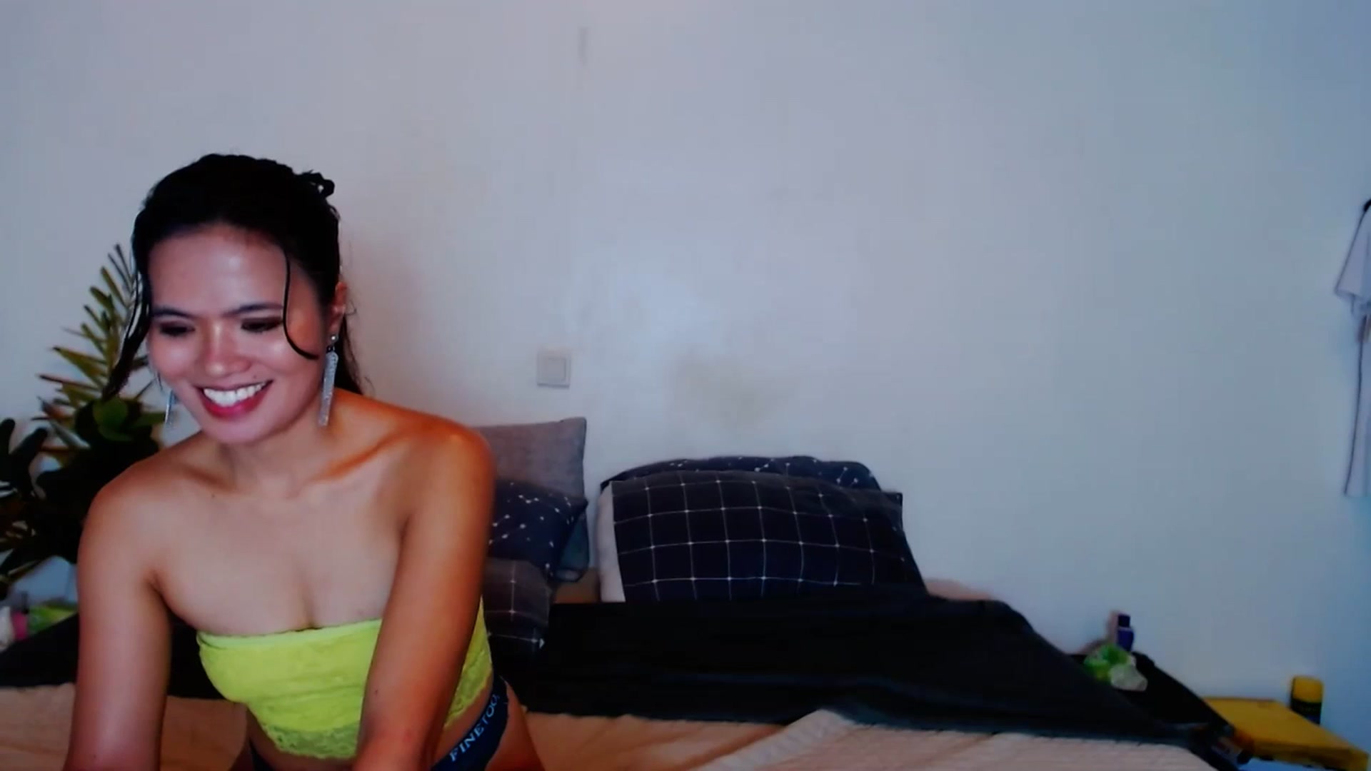 Gallery image thumbnail from SweetOne_4u's myfreecams stream on, 09/10/2023, 22:35 image 14 of 20