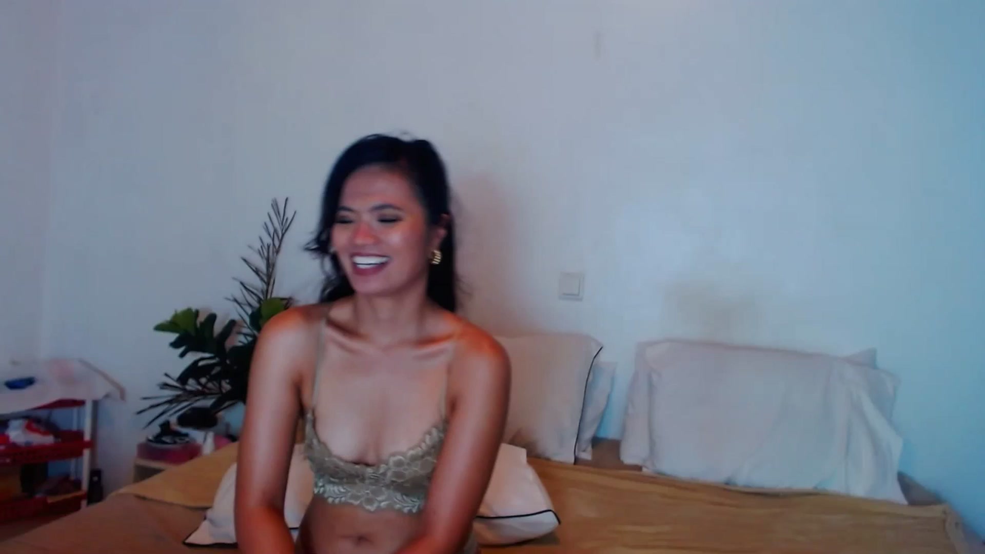 Gallery image thumbnail from SweetOne_4u's myfreecams stream on, 09/16/2023, 22:01 image 3 of 20