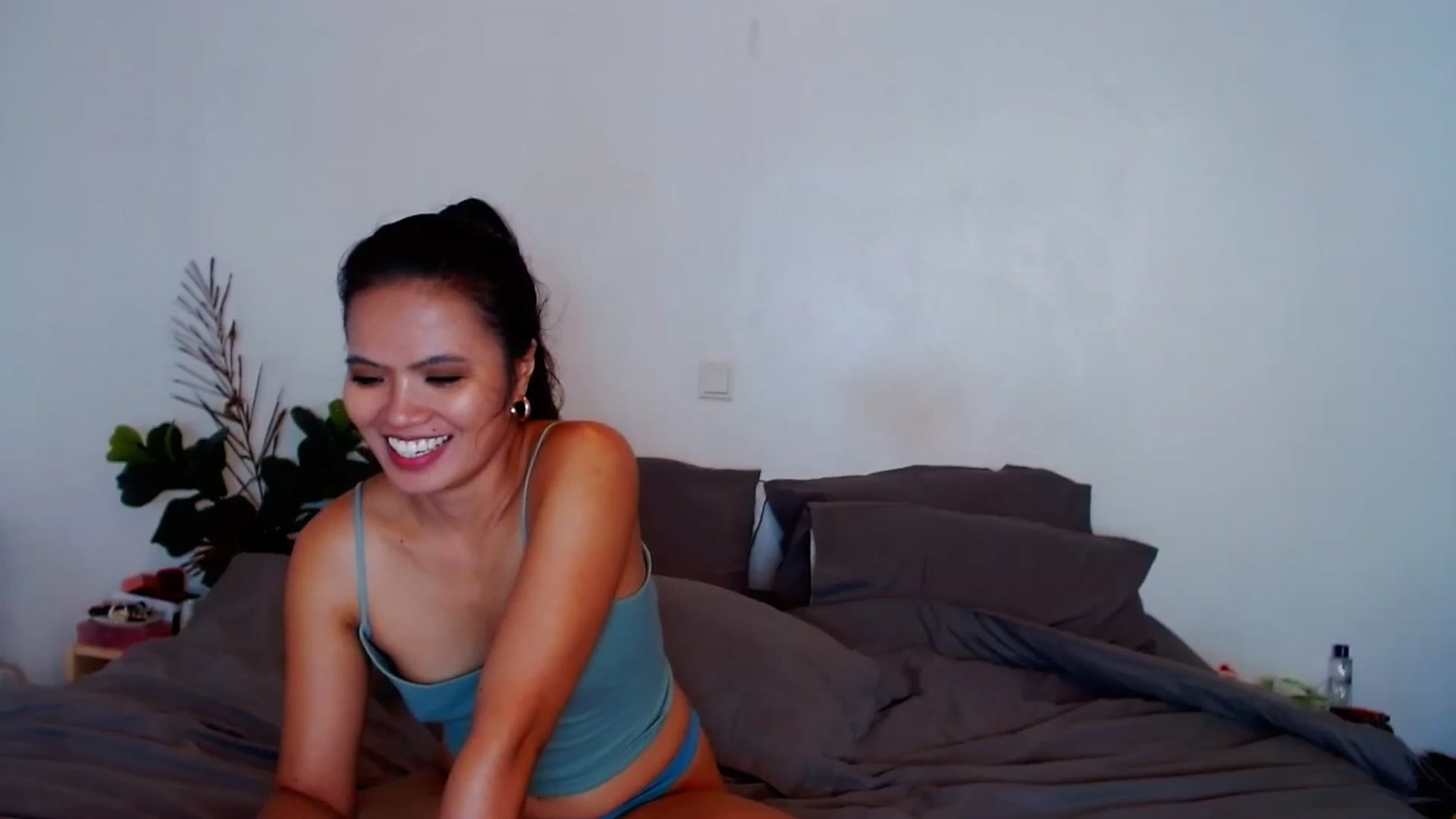Gallery image thumbnail from SweetOne_4u's myfreecams stream on, 10/04/2023, 23:05 image 4 of 20