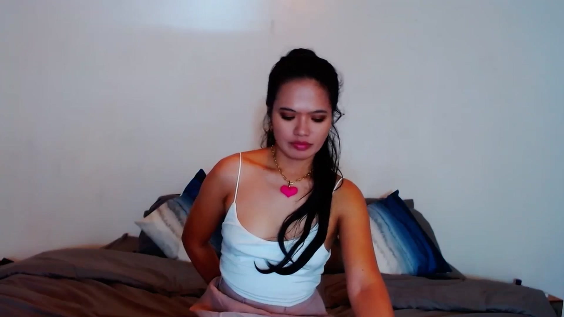 Gallery image thumbnail from SweetOne_4u's myfreecams stream on, 12/04/2023, 23:15 image 15 of 20