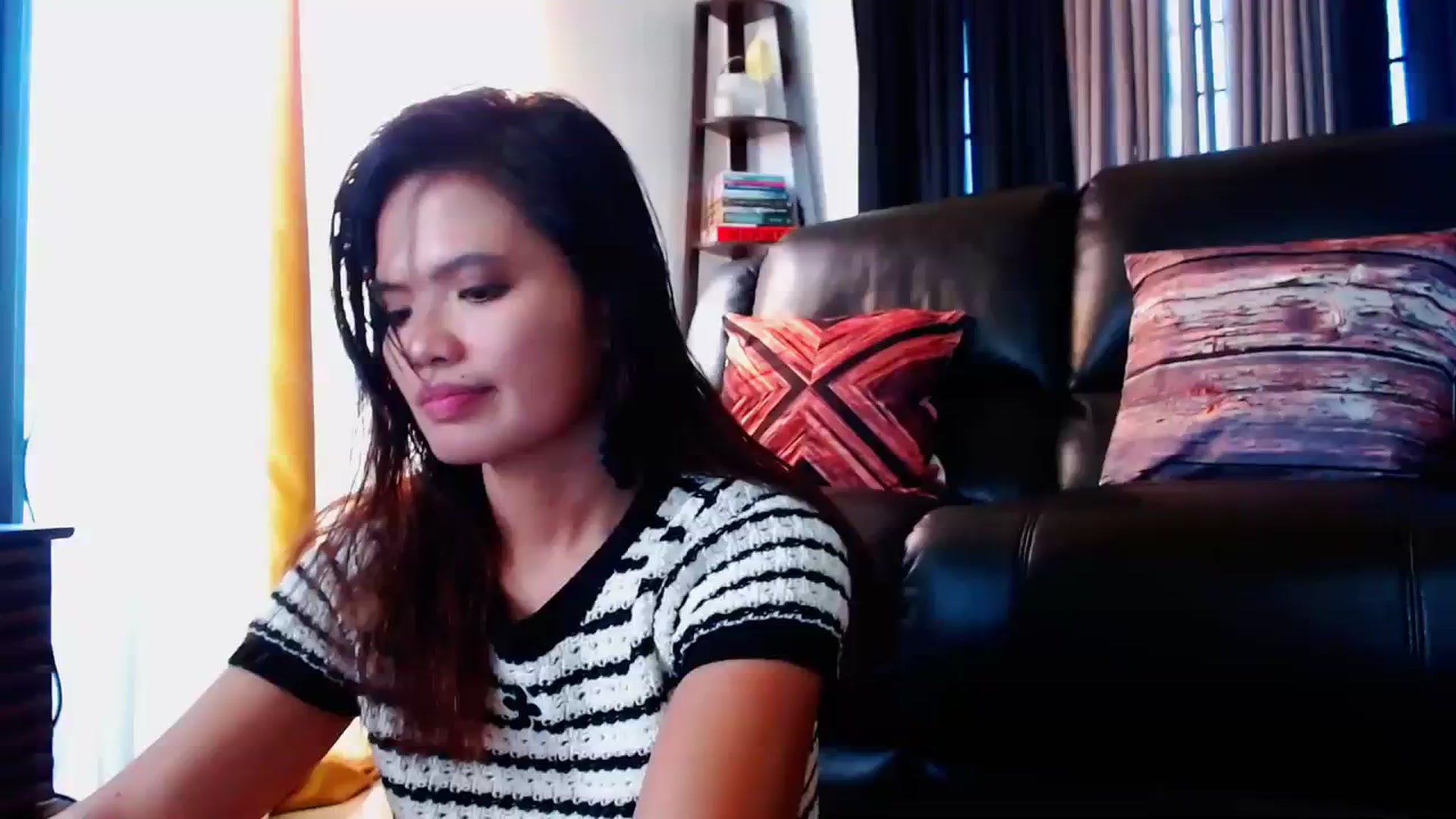 Gallery image thumbnail from SweetOne_4u's myfreecams stream on, 02/19/2024, 01:44 image 17 of 20