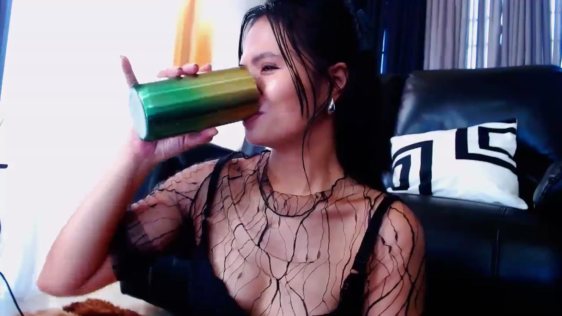 Gallery image thumbnail from SweetOne_4u's myfreecams stream on, 03/07/2024, 24:14 image 6 of 20