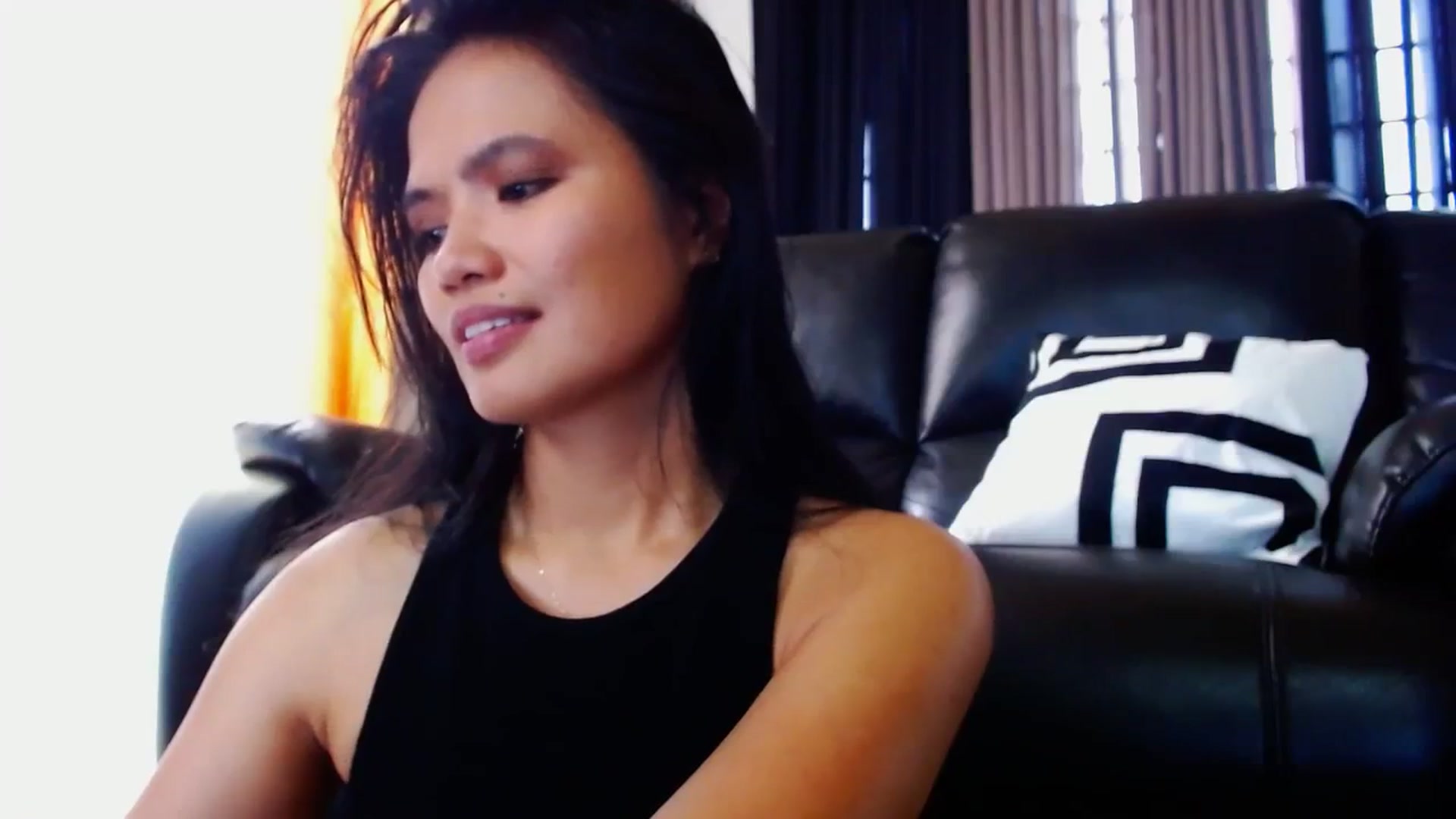 Gallery image thumbnail from SweetOne_4u's myfreecams stream on, 03/09/2024, 01:28 image 12 of 20