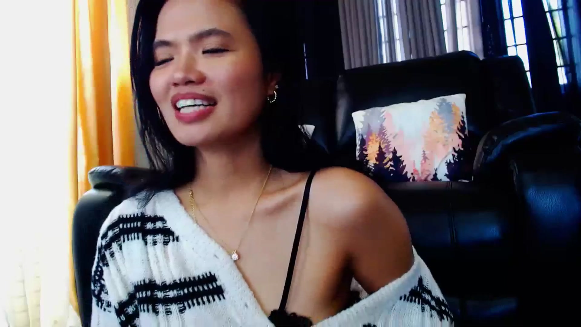 Gallery image thumbnail from SweetOne_4u's myfreecams stream on, 03/22/2024, 24:00 image 16 of 20