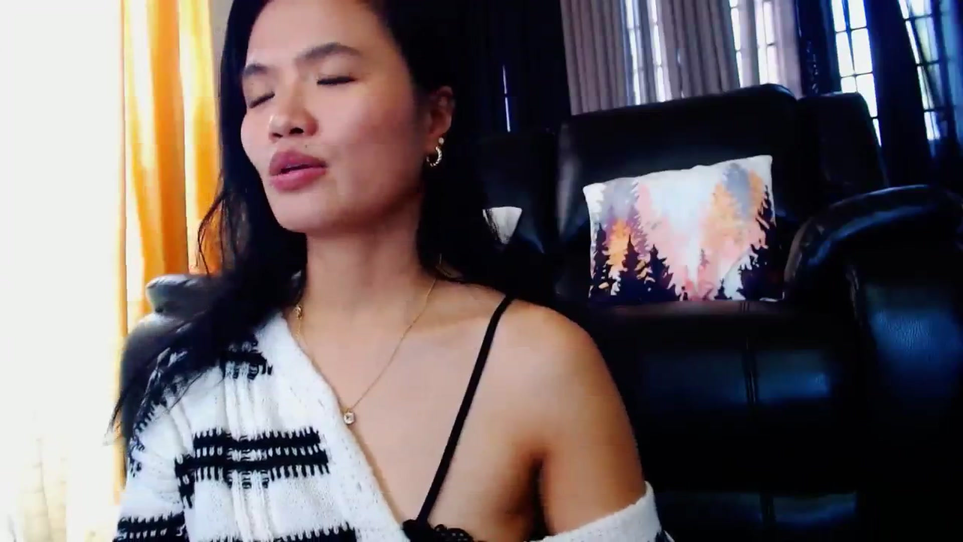 Gallery image thumbnail from SweetOne_4u's myfreecams stream on, 03/22/2024, 24:00 image 12 of 20
