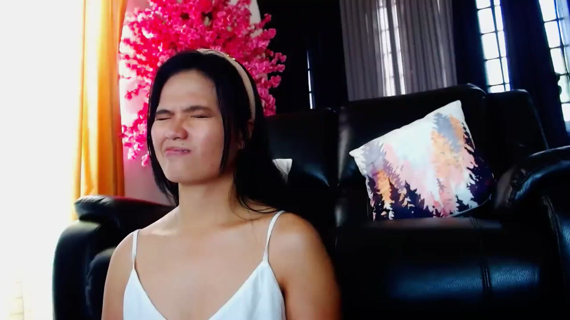Gallery image thumbnail from SweetOne_4u's myfreecams stream on, 03/25/2024, 24:00 image 12 of 20