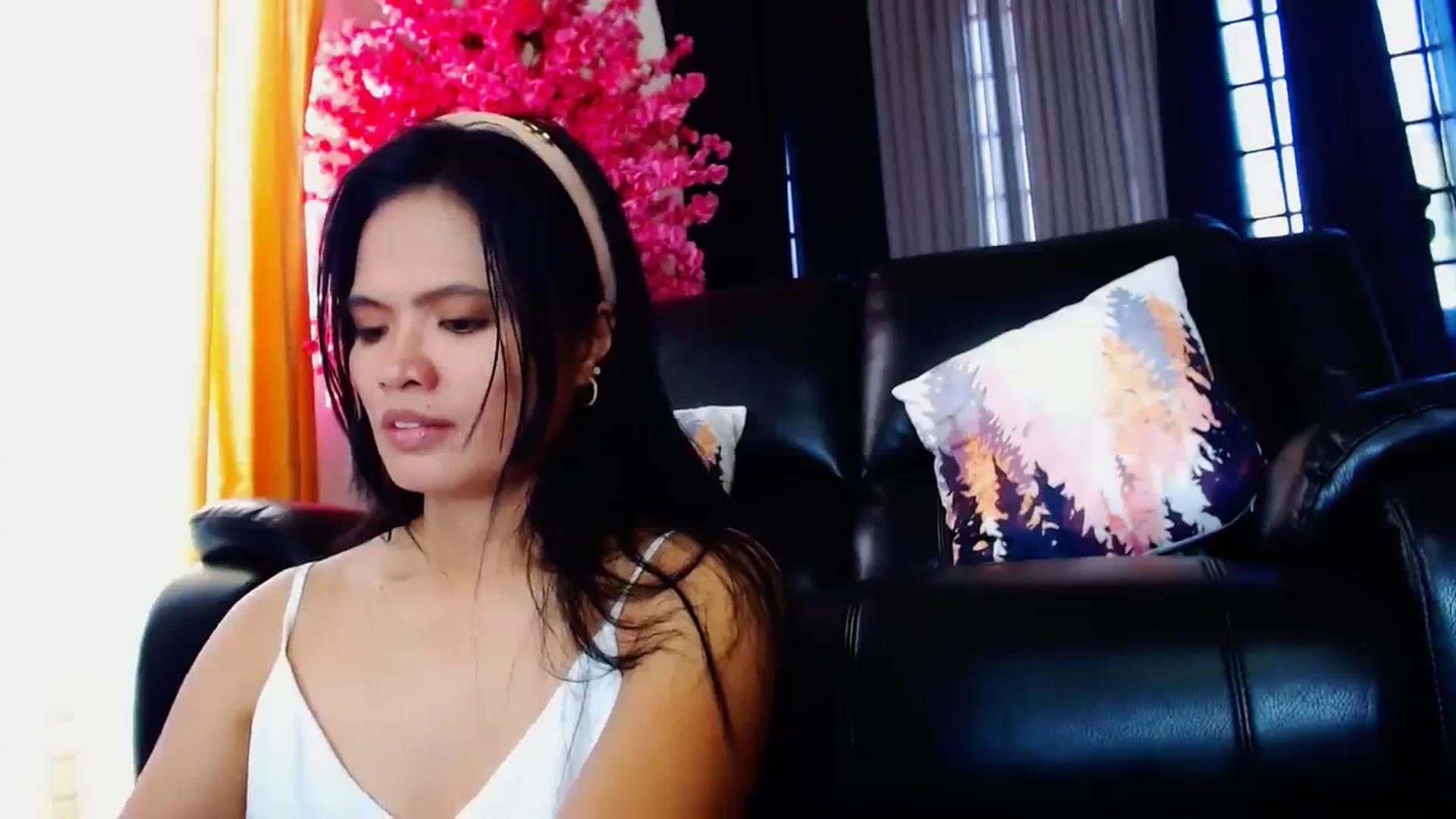 Gallery image thumbnail from SweetOne_4u's myfreecams stream on, 03/25/2024, 24:00 image 2 of 20
