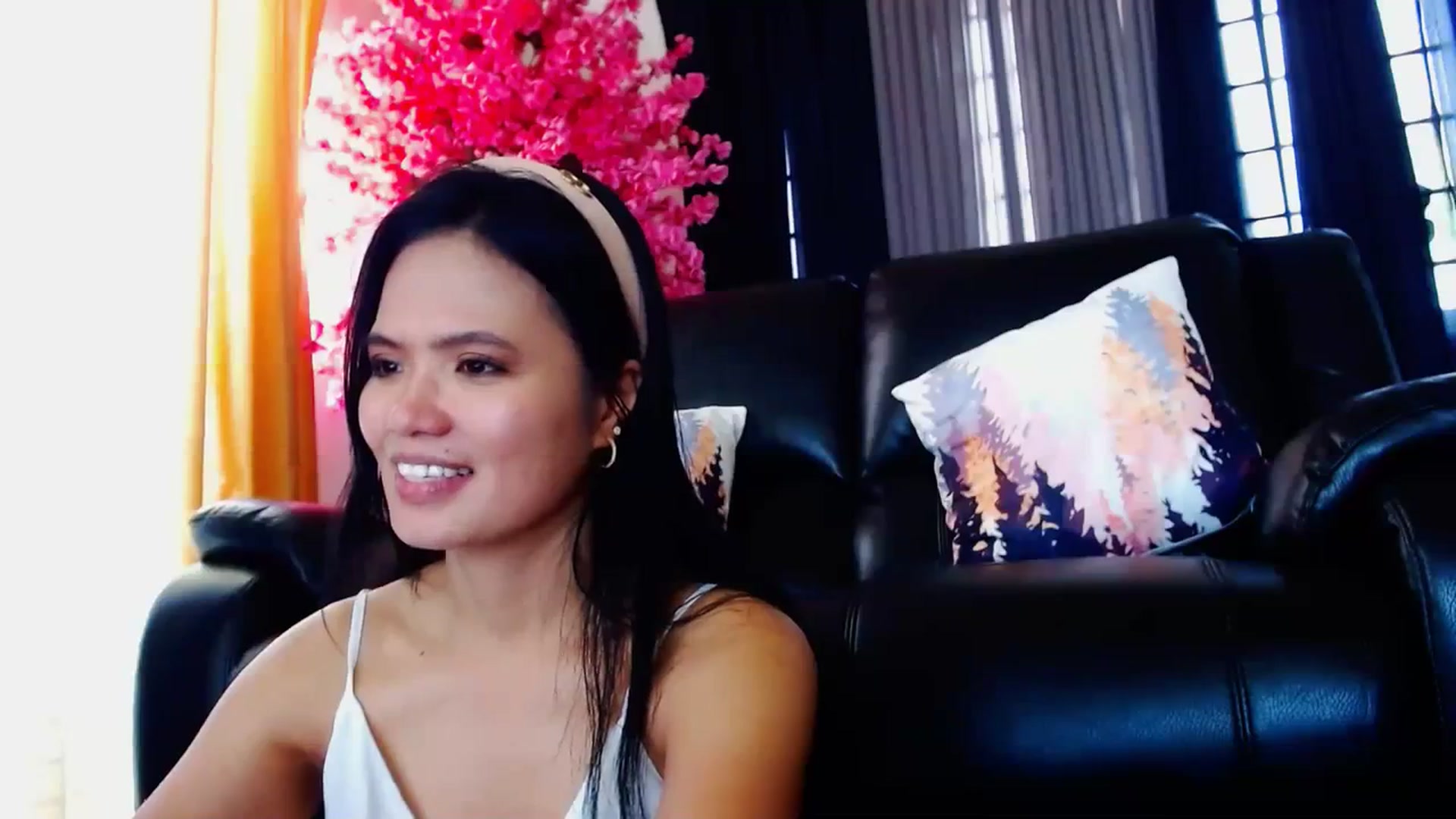Gallery image thumbnail from SweetOne_4u's myfreecams stream on, 03/25/2024, 24:00 image 16 of 20