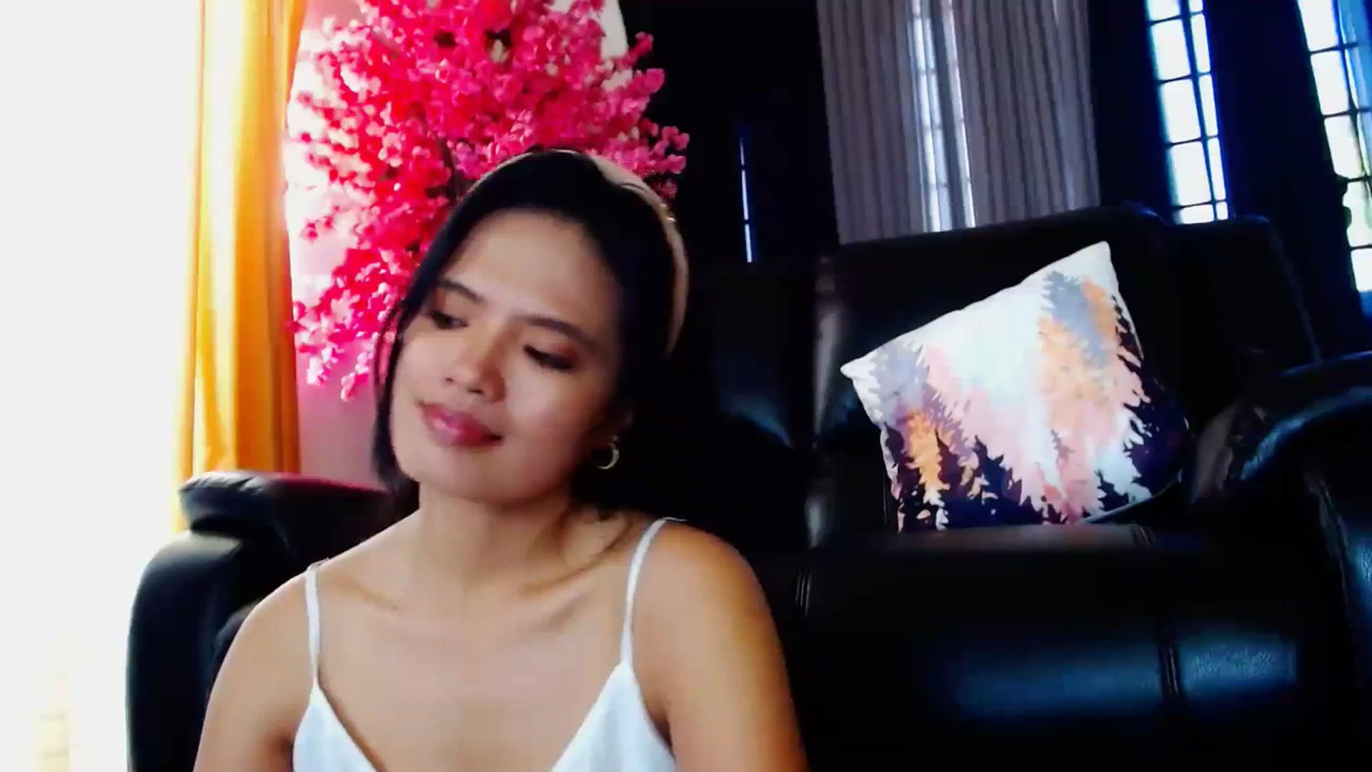 Gallery image thumbnail from SweetOne_4u's myfreecams stream on, 03/25/2024, 24:00 image 3 of 20