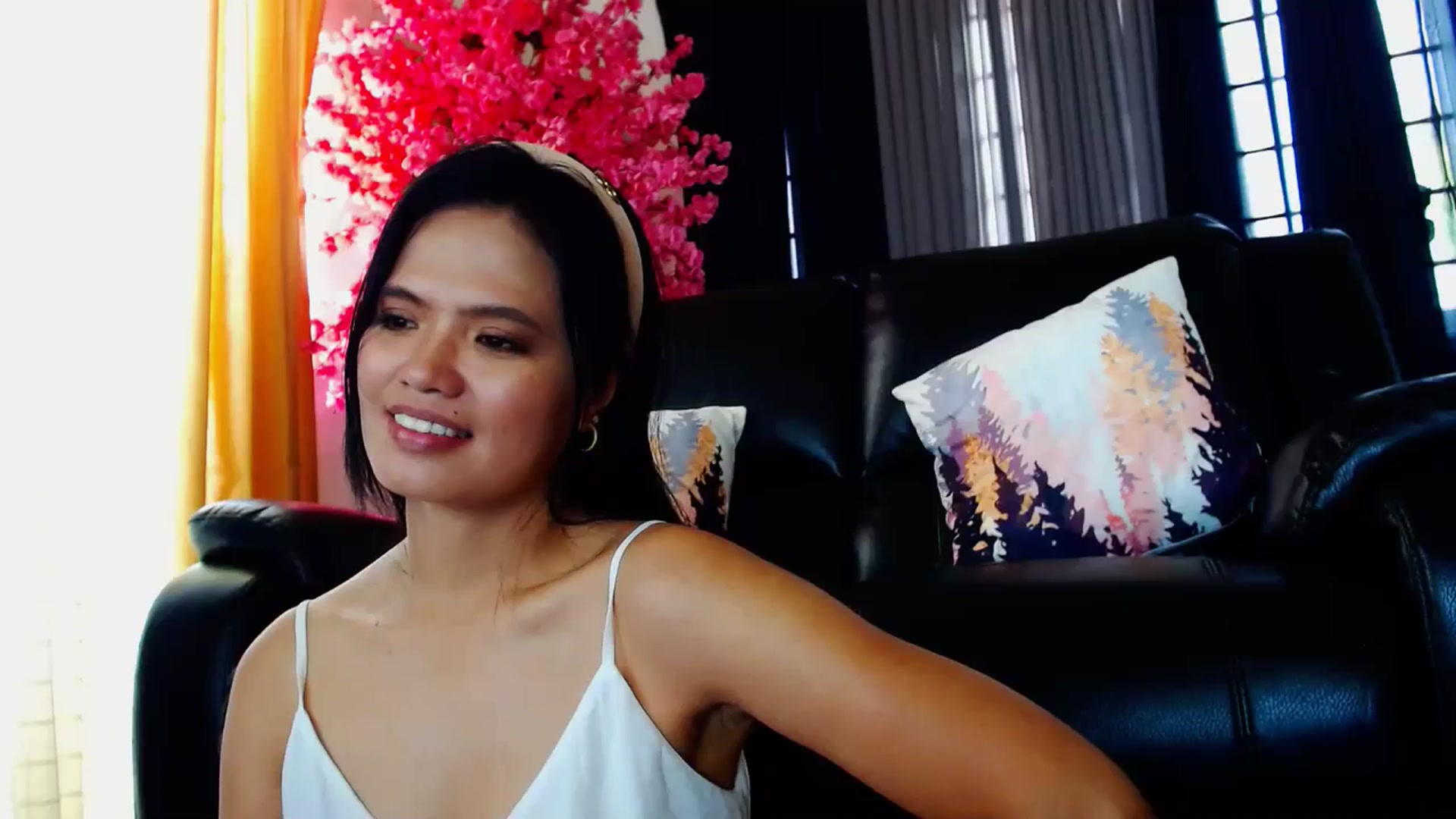 Gallery image thumbnail from SweetOne_4u's myfreecams stream on, 03/25/2024, 24:00 image 13 of 20