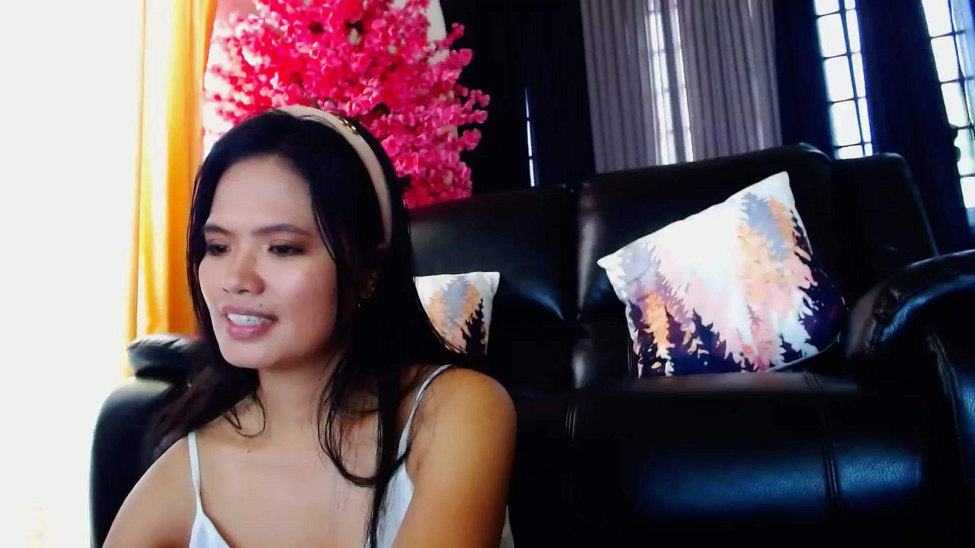 Gallery image thumbnail from SweetOne_4u's myfreecams stream on, 03/25/2024, 24:00 image 10 of 20