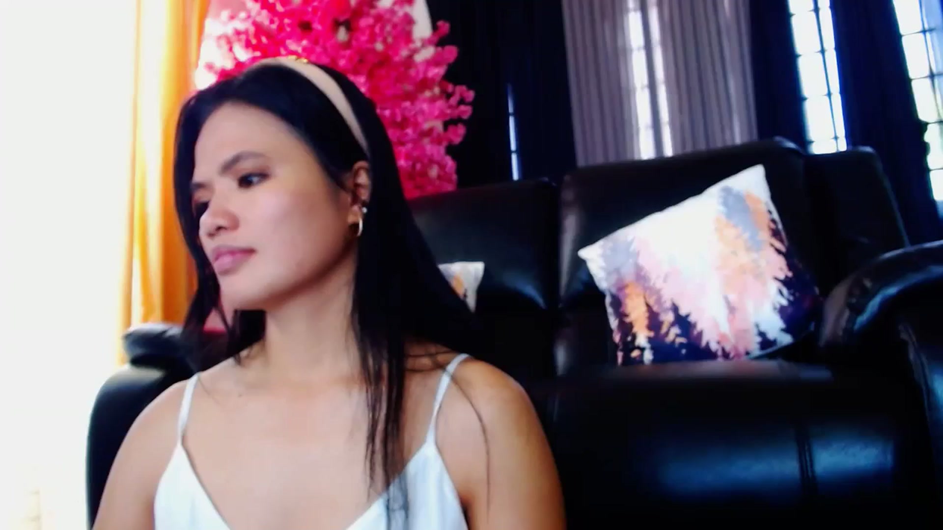 Gallery image thumbnail from SweetOne_4u's myfreecams stream on, 03/25/2024, 24:00 image 19 of 20