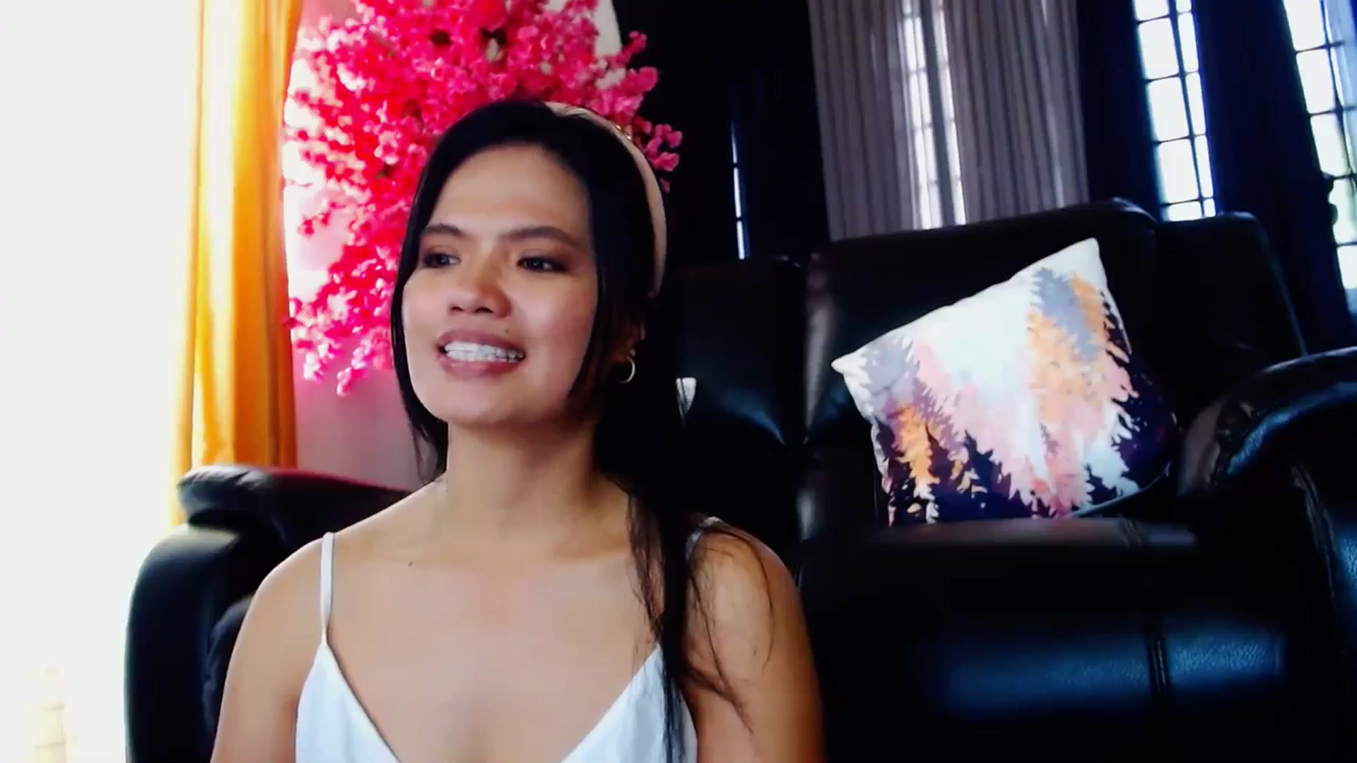 Gallery image thumbnail from SweetOne_4u's myfreecams stream on, 03/25/2024, 24:00 image 11 of 20