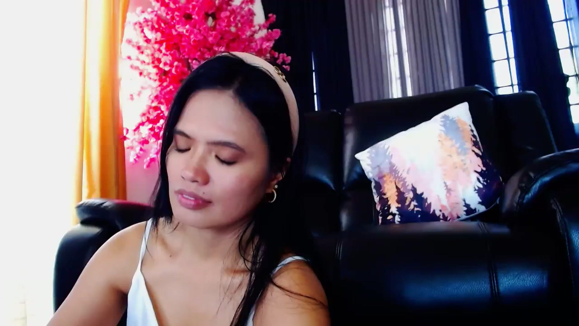 Gallery image thumbnail from SweetOne_4u's myfreecams stream on, 03/25/2024, 24:00 image 18 of 20