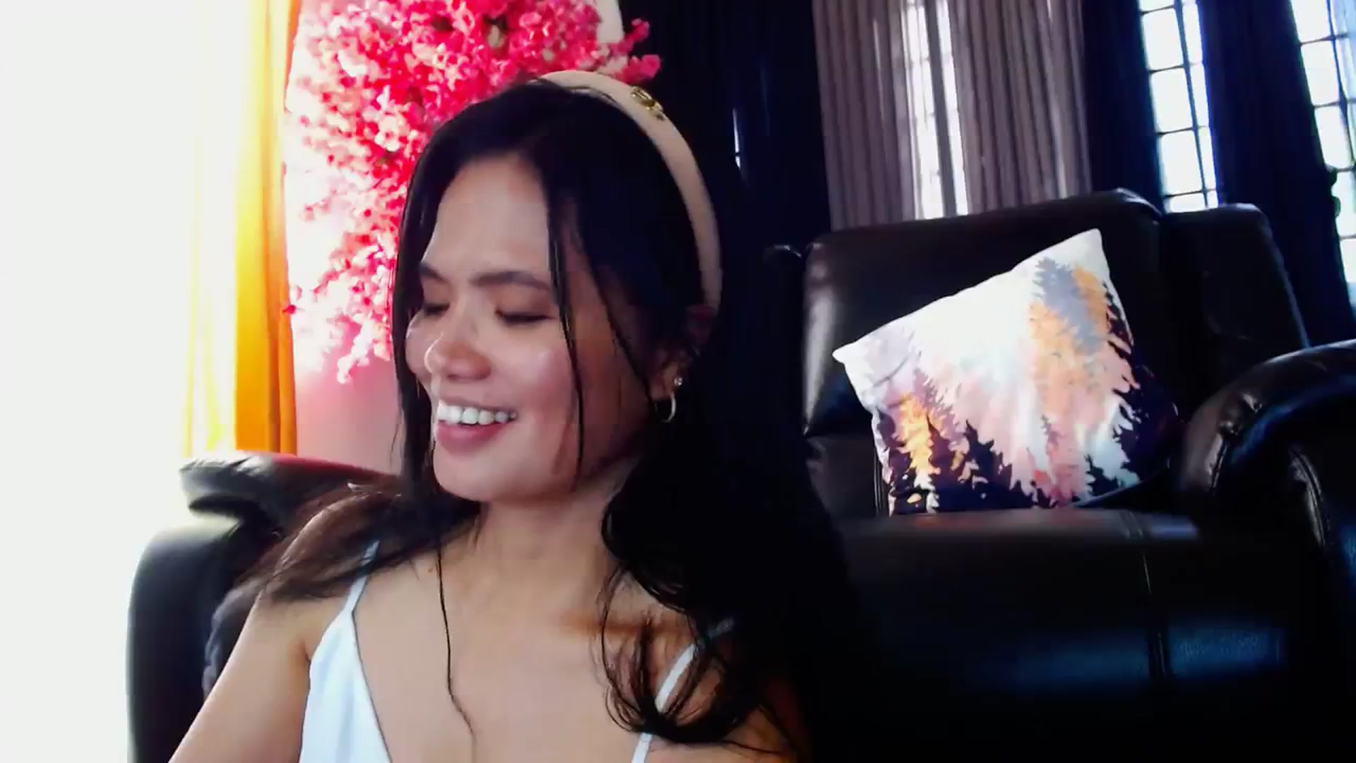 Gallery image thumbnail from SweetOne_4u's myfreecams stream on, 03/25/2024, 01:18 image 11 of 20