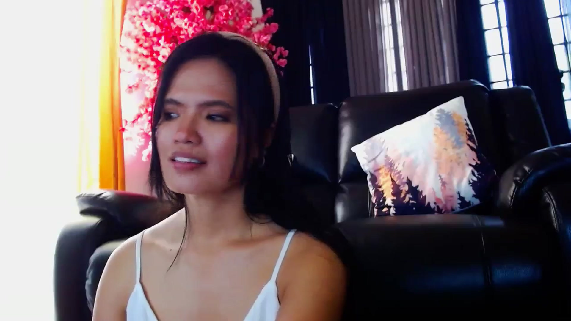 Gallery image thumbnail from SweetOne_4u's myfreecams stream on, 03/25/2024, 01:18 image 16 of 20