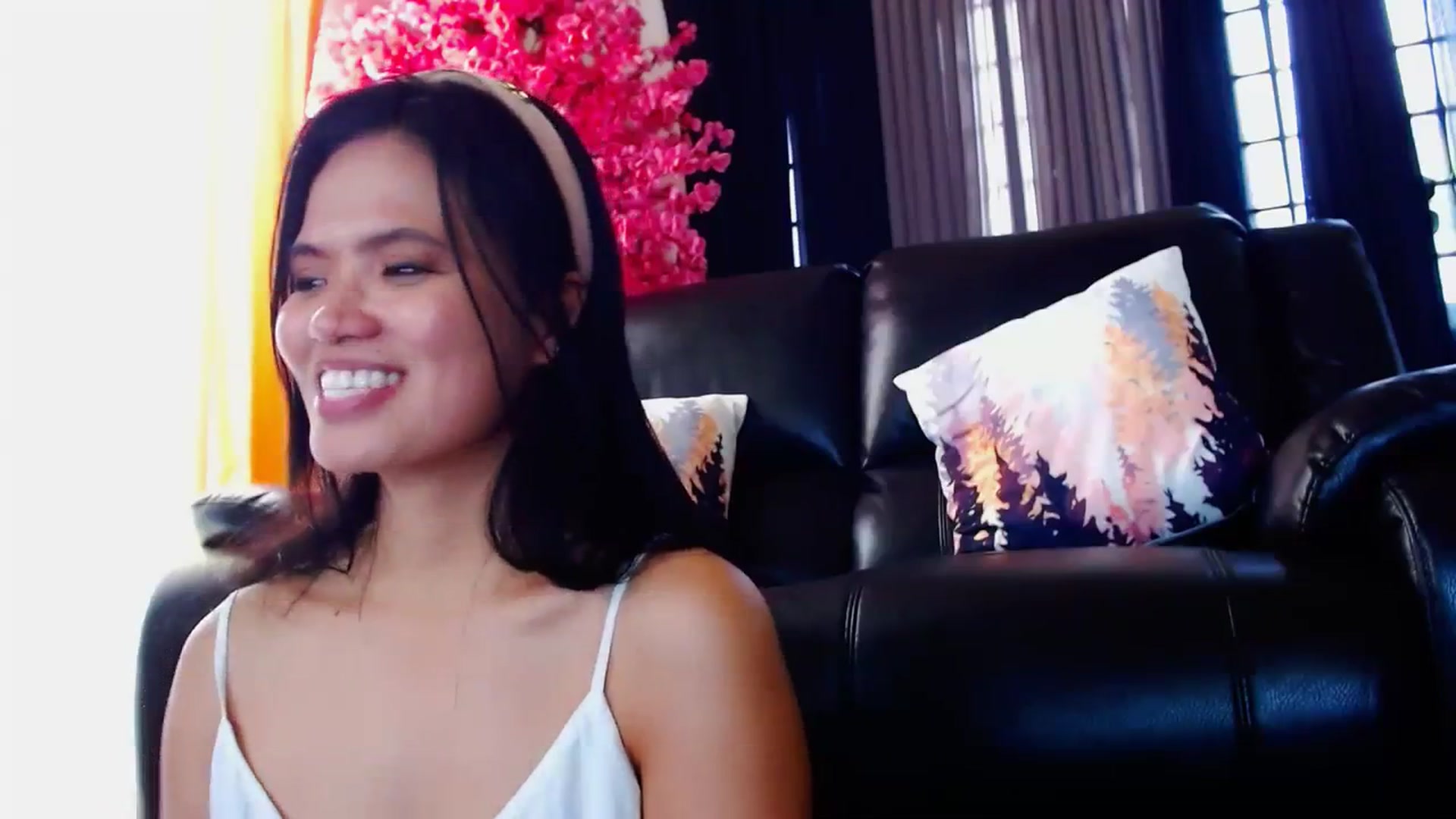 Gallery image thumbnail from SweetOne_4u's myfreecams stream on, 03/25/2024, 01:18 image 4 of 20