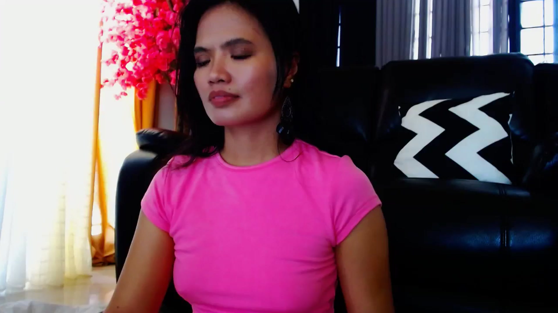 Gallery image thumbnail from SweetOne_4u's myfreecams stream on, 04/09/2024, 24:00 image 13 of 20