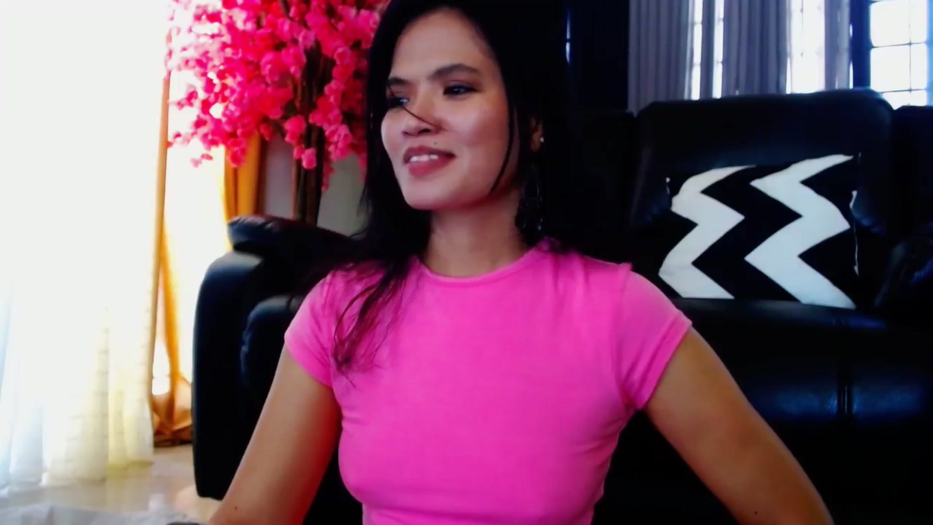Gallery image thumbnail from SweetOne_4u's myfreecams stream on, 04/09/2024, 24:00 image 15 of 20