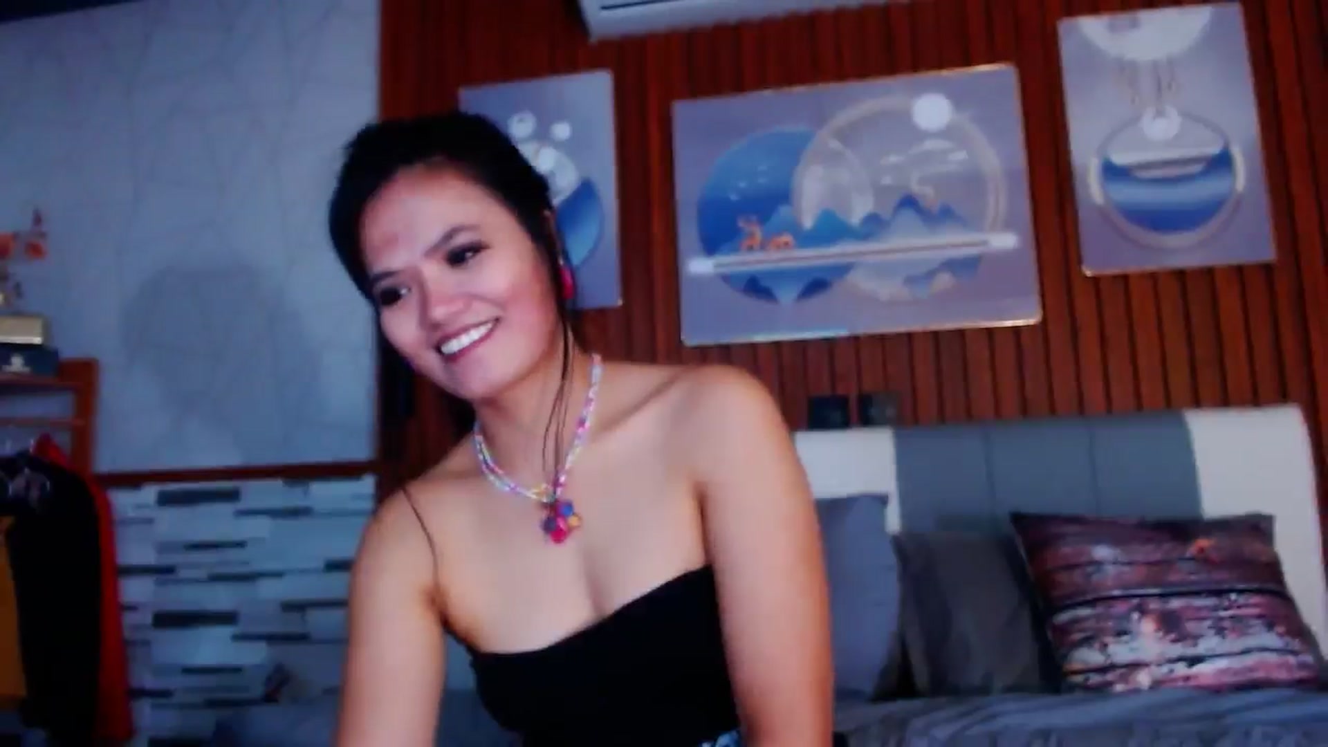 Gallery image thumbnail from SweetOne_4u's myfreecams stream on, 05/03/2024, 24:02 image 10 of 20