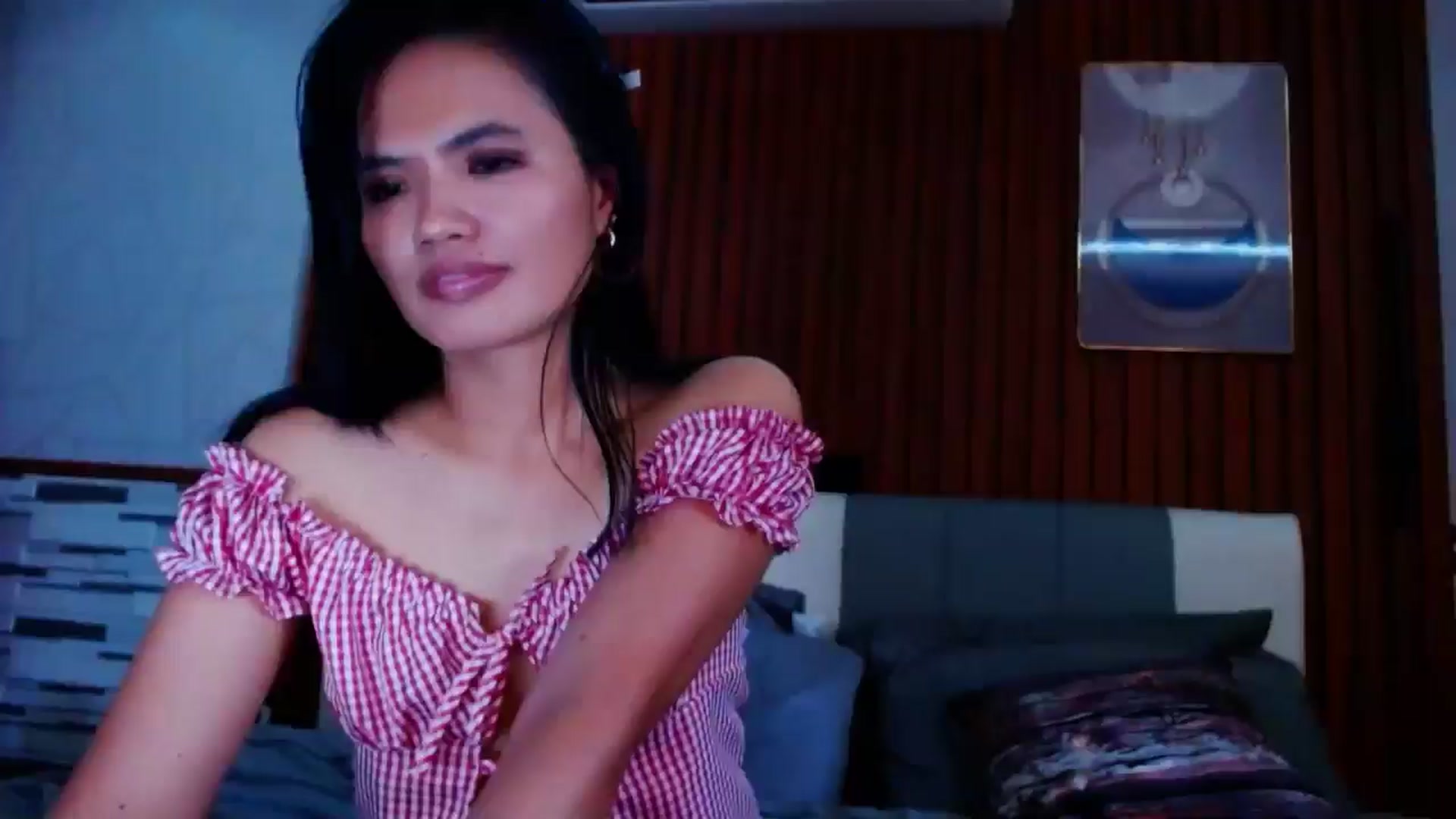 Gallery image thumbnail from SweetOne_4u's myfreecams stream on, 05/14/2024, 24:45 image 17 of 20