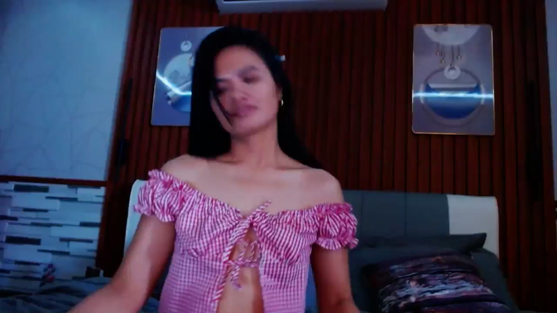 Gallery image thumbnail from SweetOne_4u's myfreecams stream on, 05/14/2024, 24:45 image 11 of 20