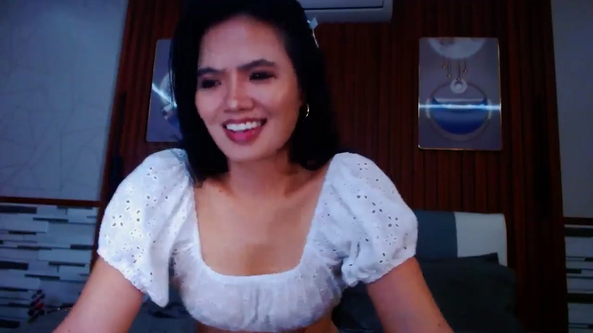 Gallery image thumbnail from SweetOne_4u's myfreecams stream on, 05/17/2024, 23:07 image 6 of 20