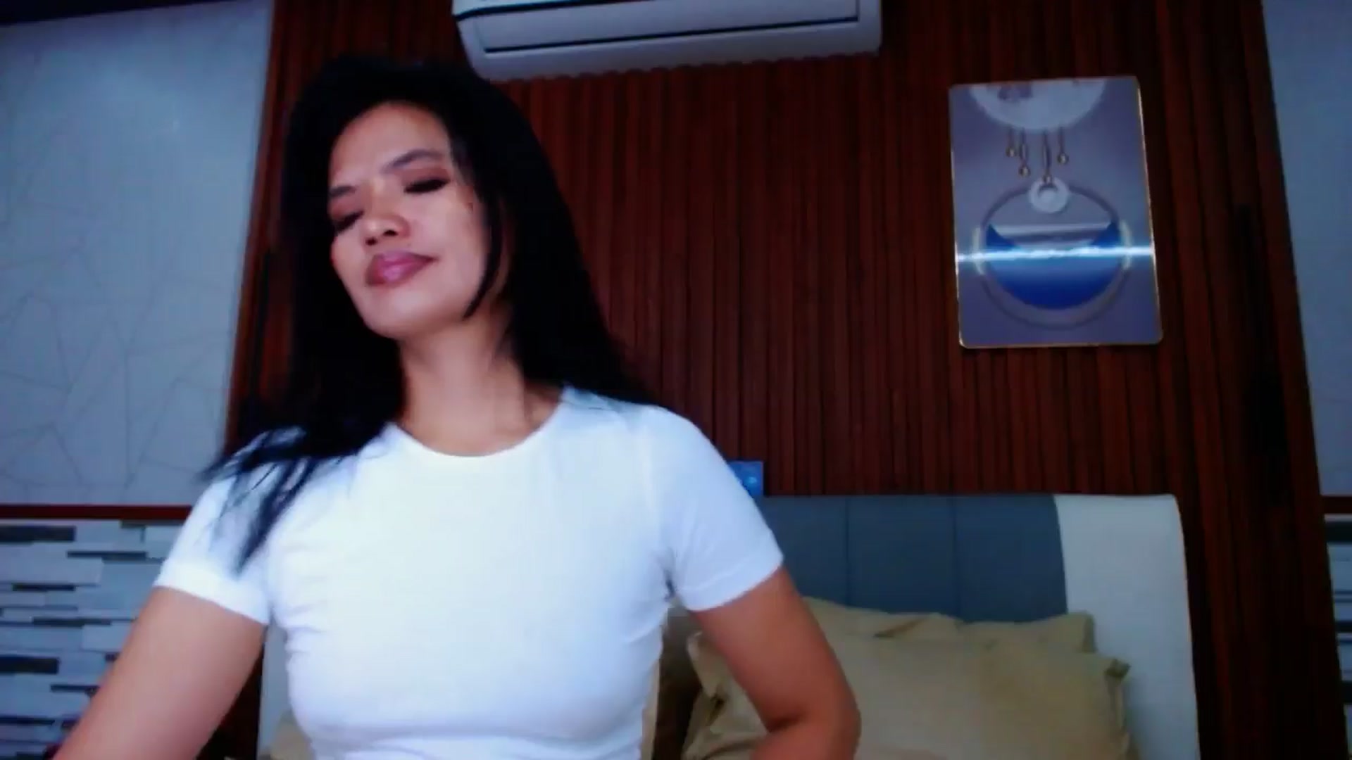 Gallery image thumbnail from SweetOne_4u's myfreecams stream on, 05/31/2024, 22:18 image 17 of 20