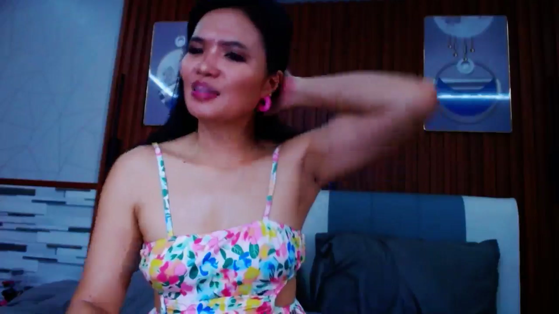 Gallery image thumbnail from SweetOne_4u's myfreecams stream on, 07/13/2024, 24:07 image 8 of 20