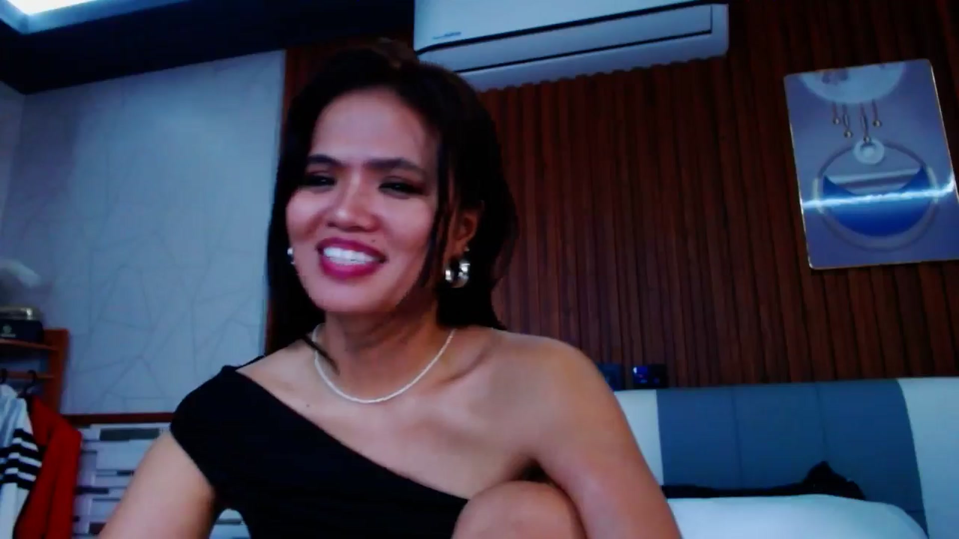 Gallery image thumbnail from SweetOne_4u's myfreecams stream on, 08/14/2024, 23:37 image 18 of 20