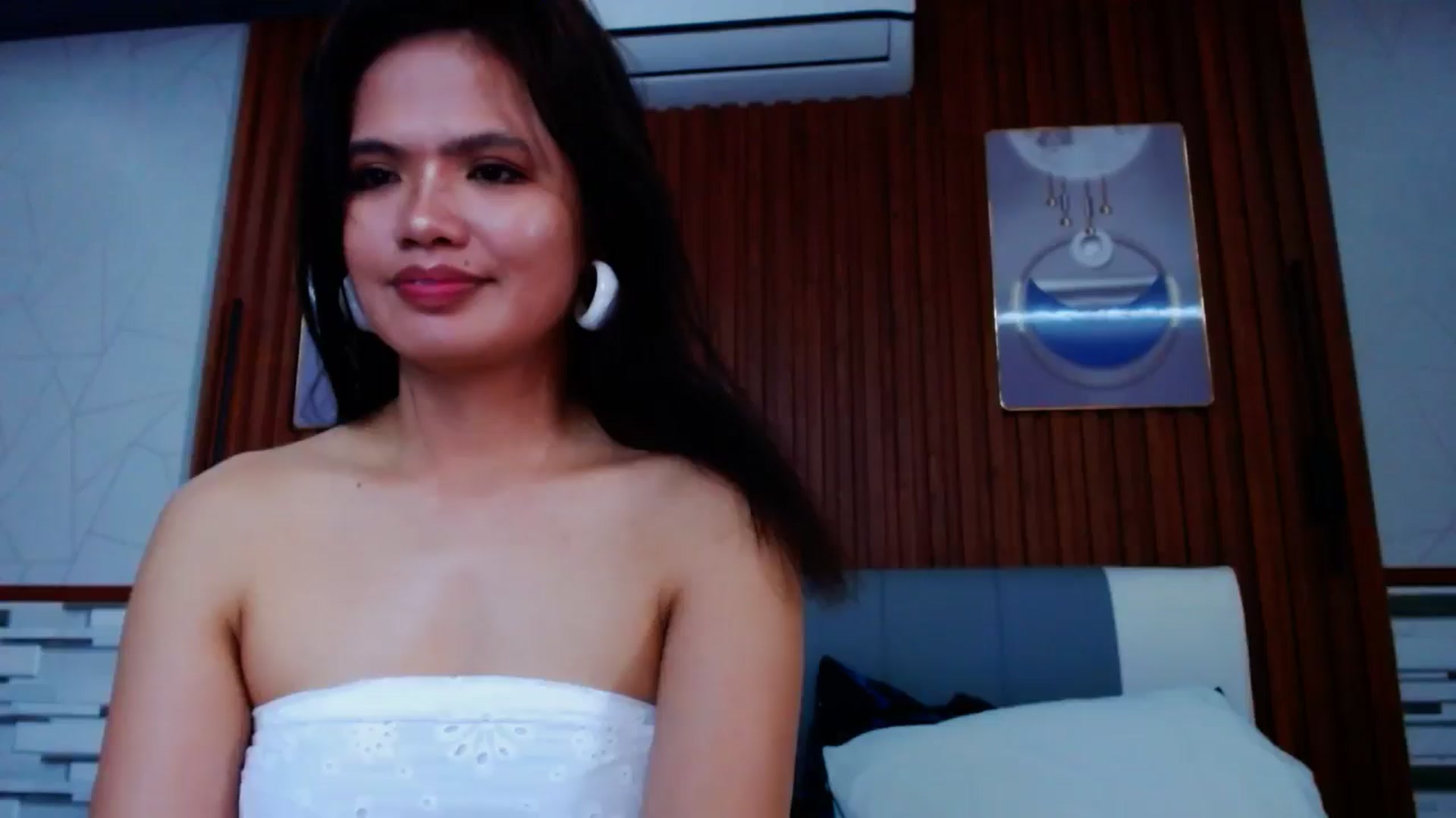Gallery image thumbnail from SweetOne_4u's myfreecams stream on, 08/20/2024, 23:18 image 3 of 20