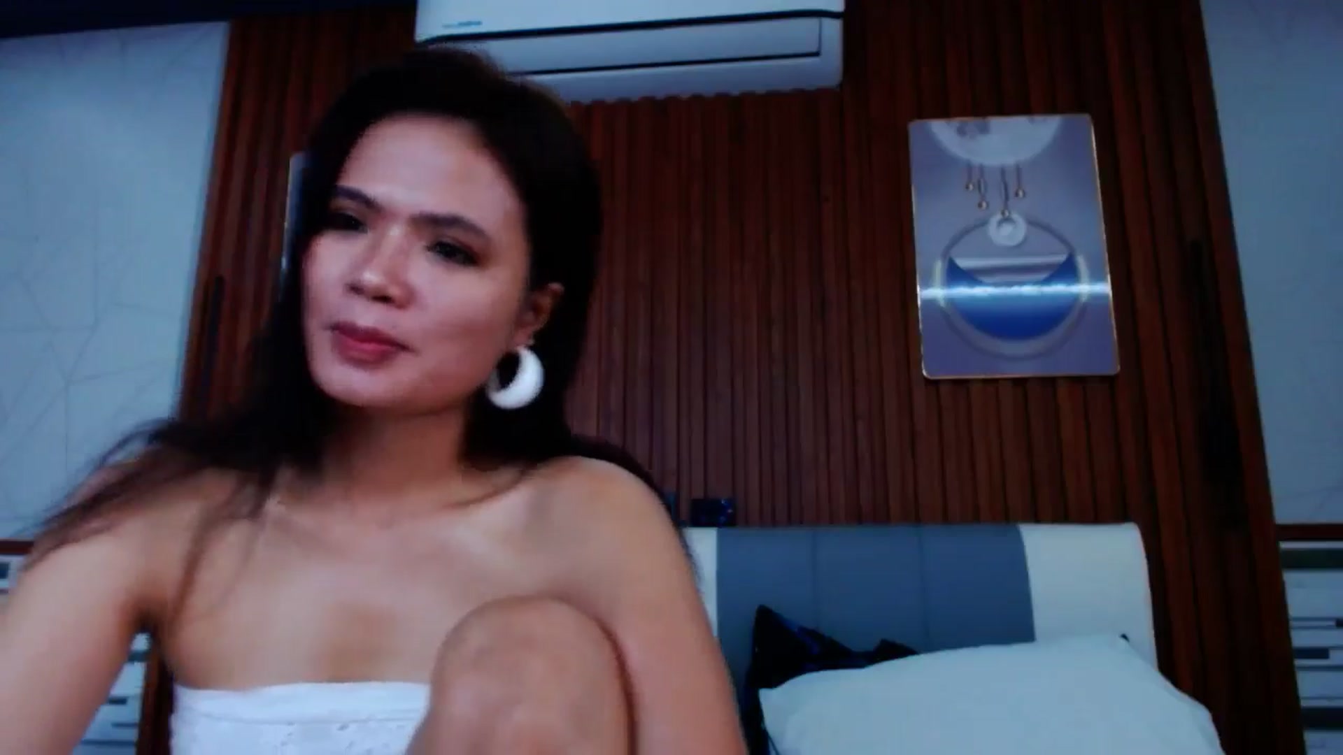 Gallery image thumbnail from SweetOne_4u's myfreecams stream on, 08/20/2024, 23:18 image 10 of 20