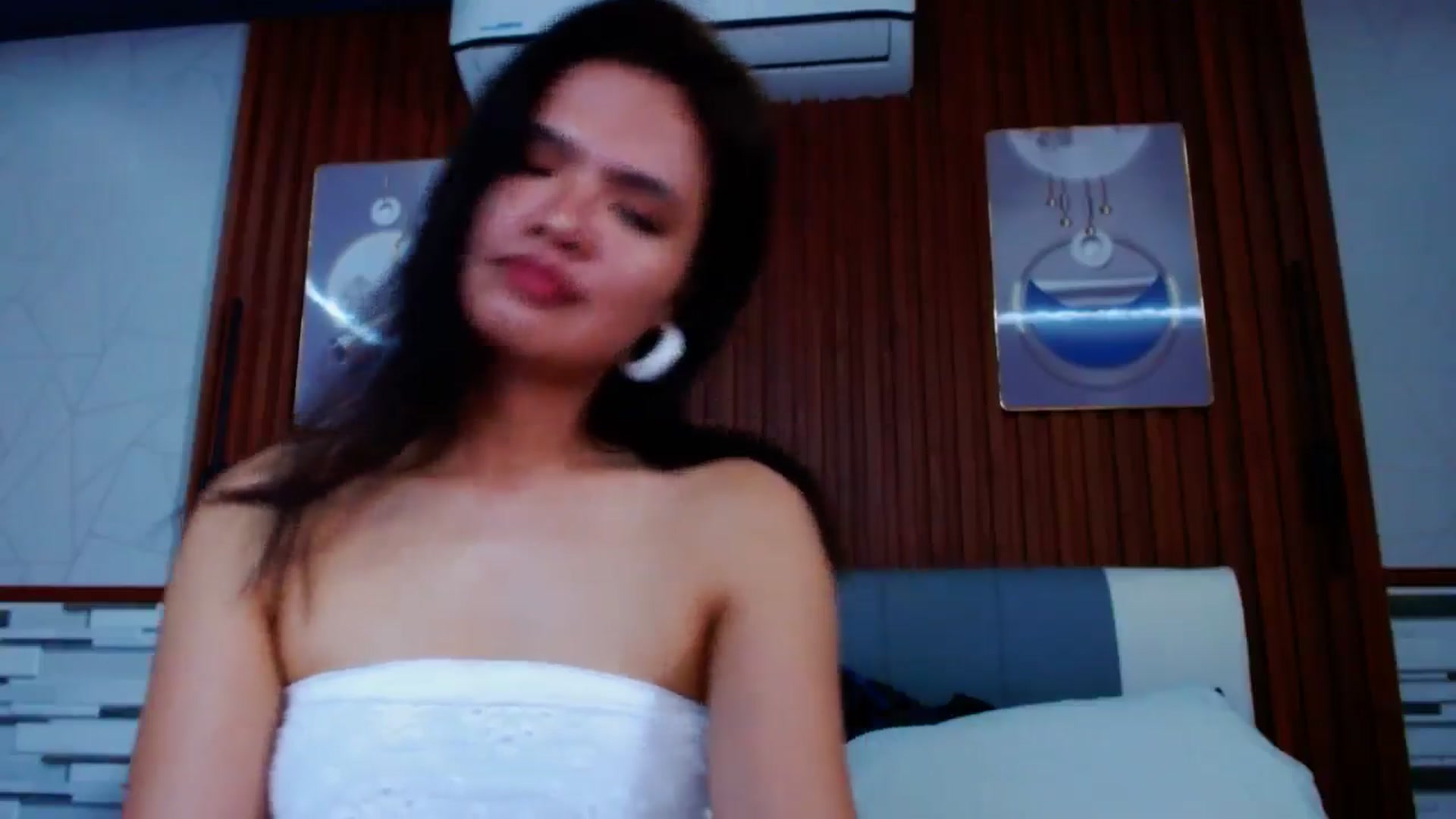 Gallery image thumbnail from SweetOne_4u's myfreecams stream on, 08/20/2024, 23:18 image 15 of 20