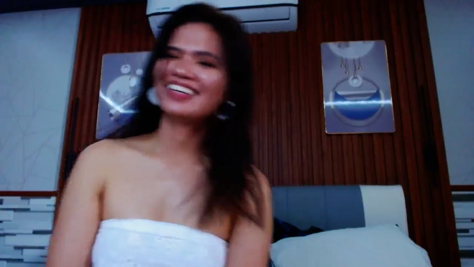 Gallery image thumbnail from SweetOne_4u's myfreecams stream on, 08/20/2024, 23:18 image 16 of 20
