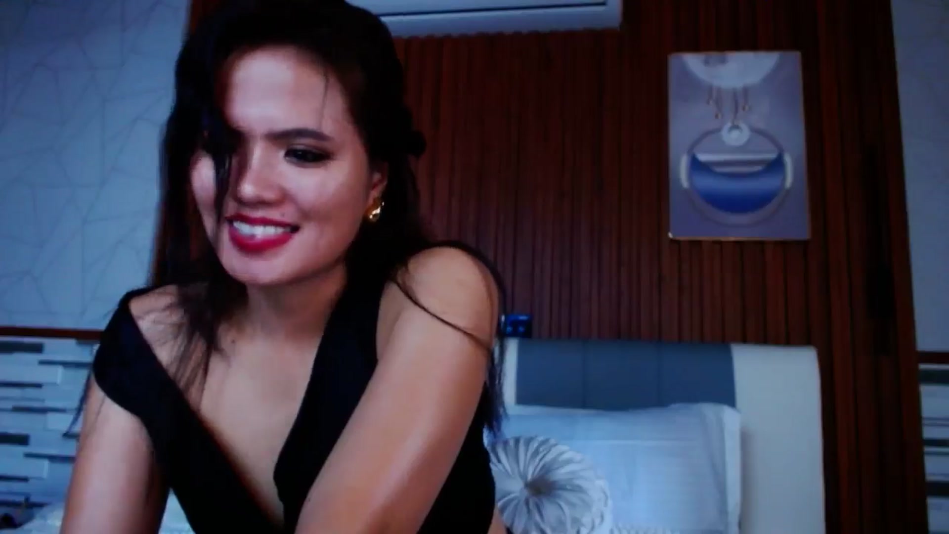 Gallery image thumbnail from SweetOne_4u's myfreecams stream on, 09/03/2024, 24:48 image 17 of 20