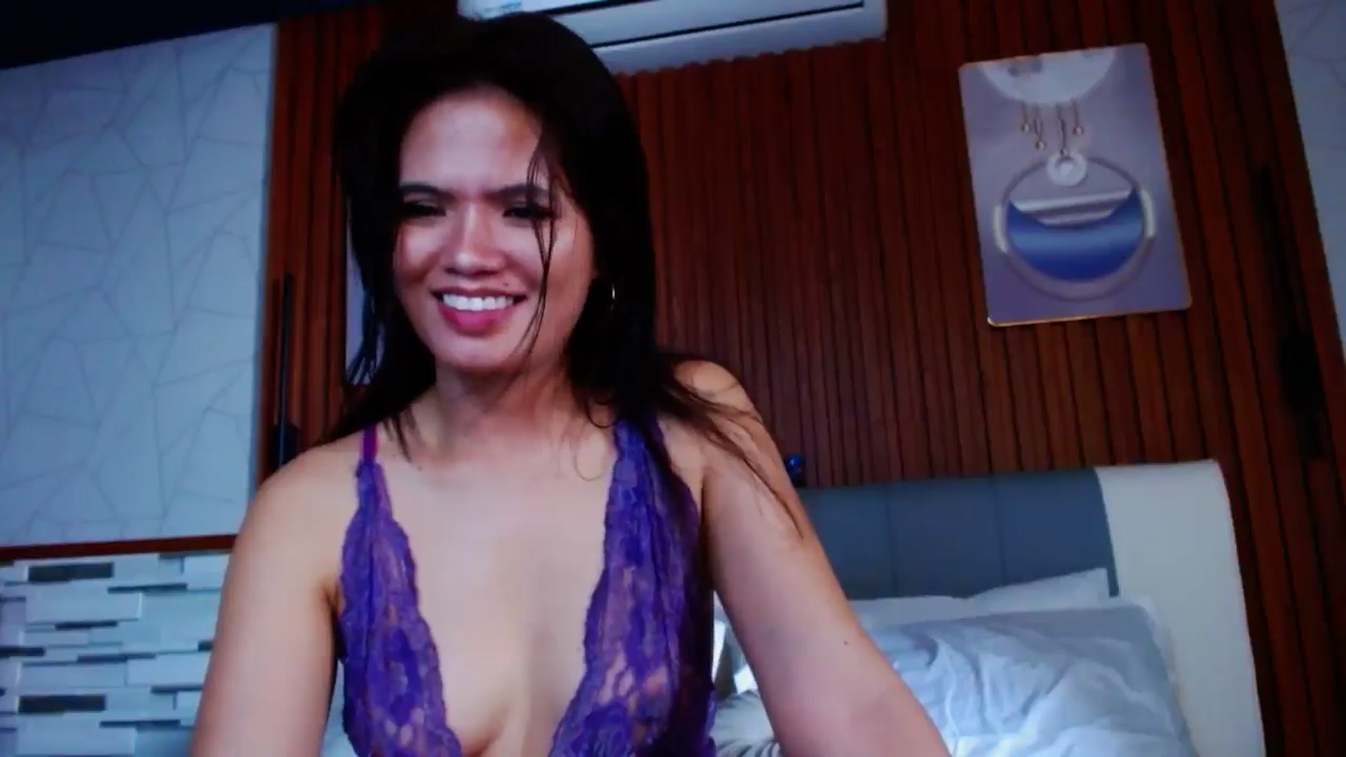 Gallery image thumbnail from SweetOne_4u's myfreecams stream on, 09/09/2024, 24:00 image 16 of 20