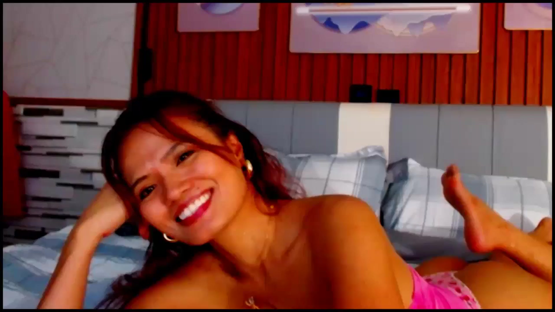 Gallery image thumbnail from SweetOne_4u's myfreecams stream on, 05/27/2025, 01:34 image 17 of 20