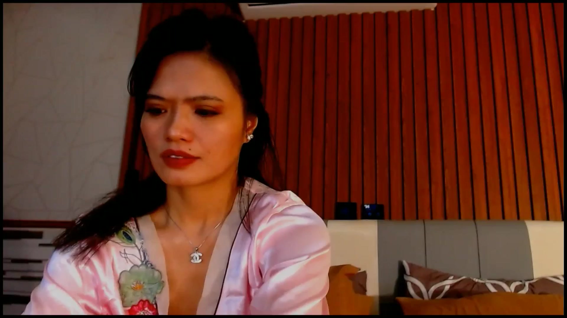 Gallery image thumbnail from SweetOne_4u's myfreecams stream on, 12/04/2025, 02:32 image 4 of 20