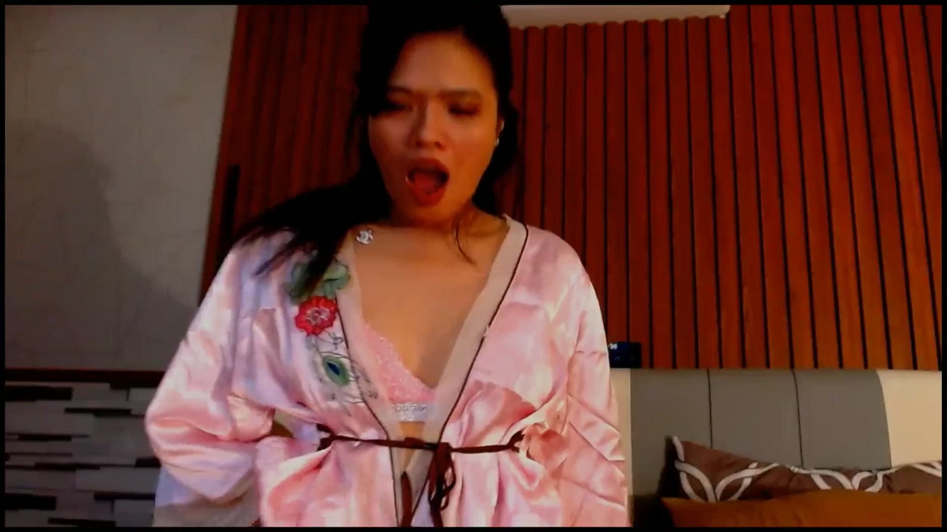Gallery image thumbnail from SweetOne_4u's myfreecams stream on, 12/04/2025, 02:32 image 3 of 20