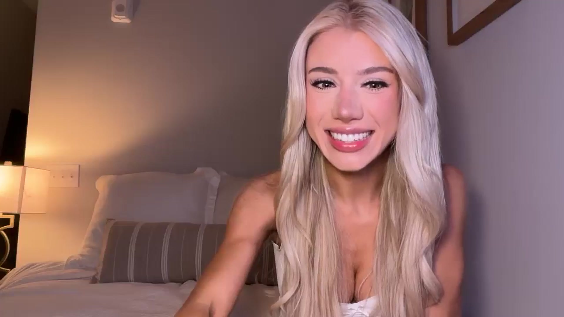 Gallery image thumbnail from SweetSamxo's myfreecams stream on, 06/05/2025, 04:21 image 2 of 20